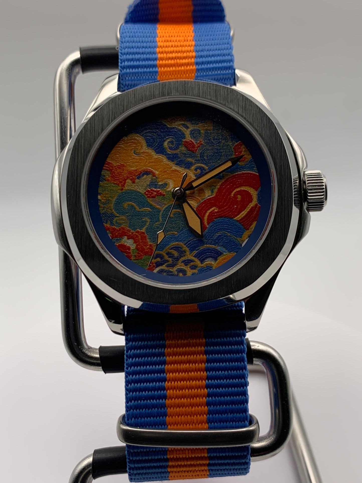 Floating World. B-stock. 40mm Stainless steel case. Sapphire crystal. Seiko NH38. Small flaws on the edge of the dial.