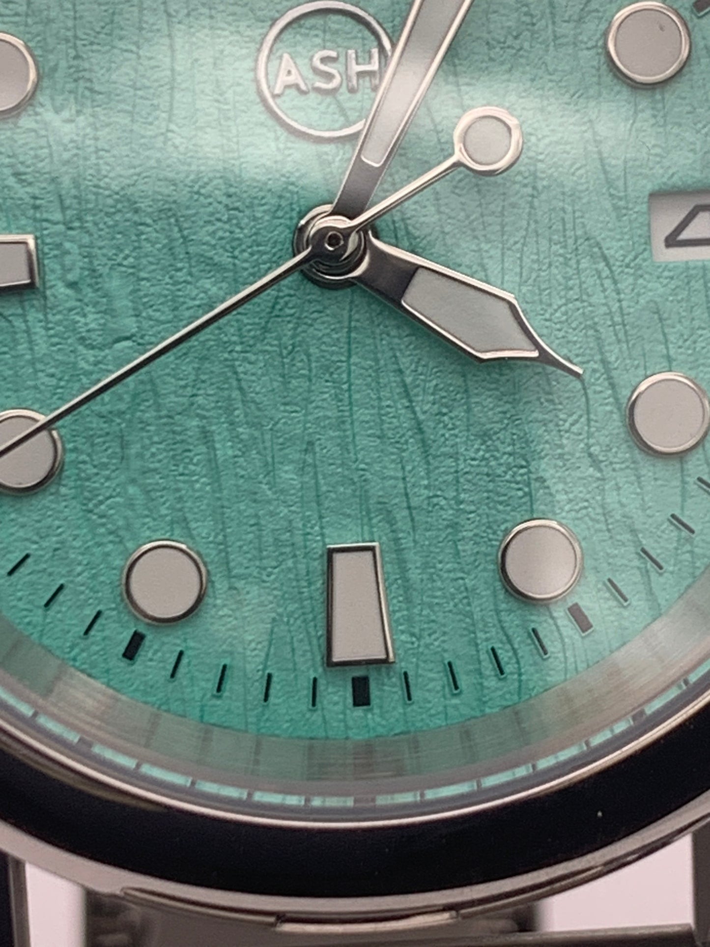 Quint. 39mm Stainless steel case. Textured dial. Sapphire crystal. NH35 automatic movement.