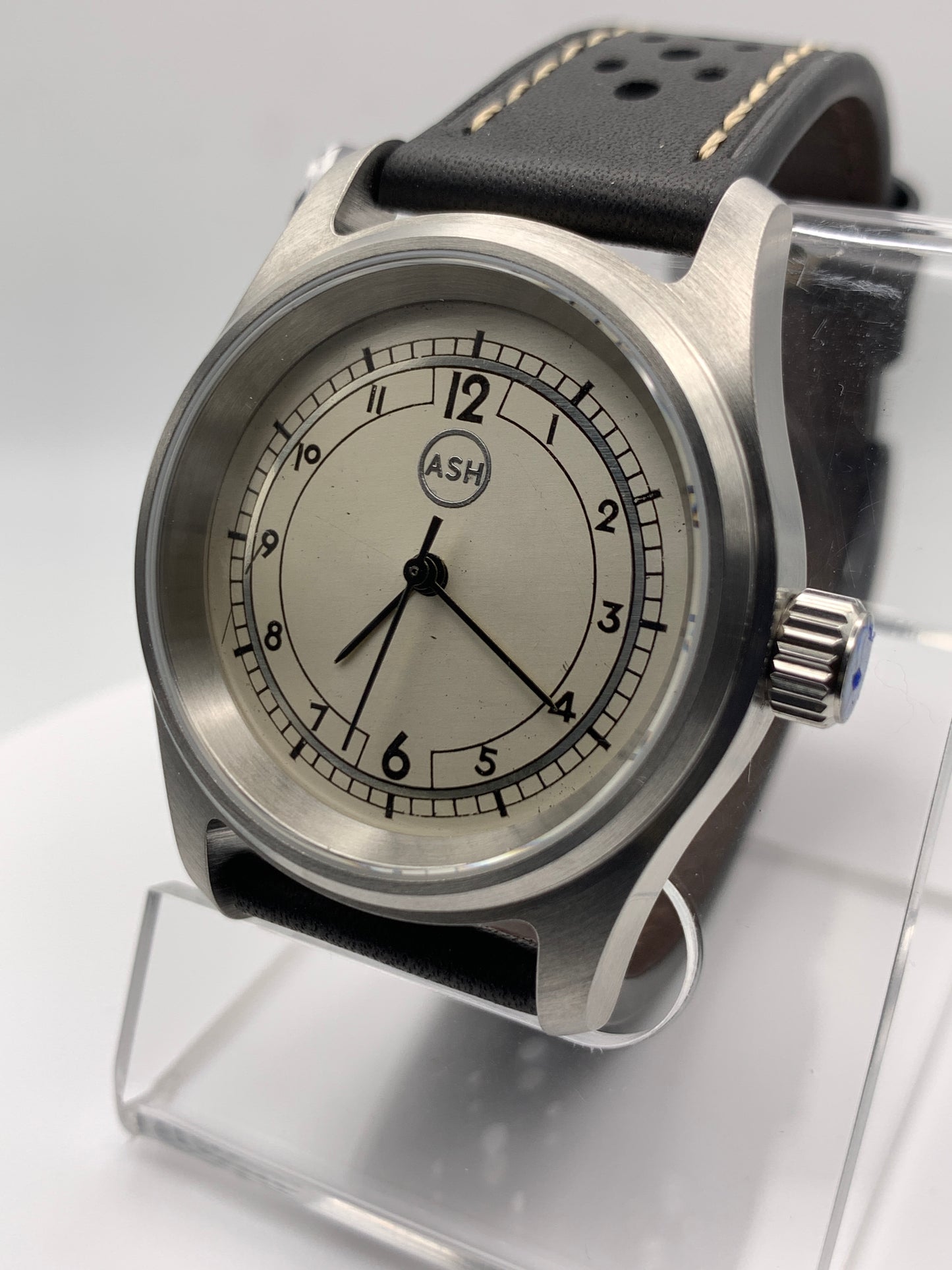 Tin Man. Unique vintage dial. 36mm stainless steel case. Sapphire crystal. VH31 quartz movement with sweeping seconds hand.