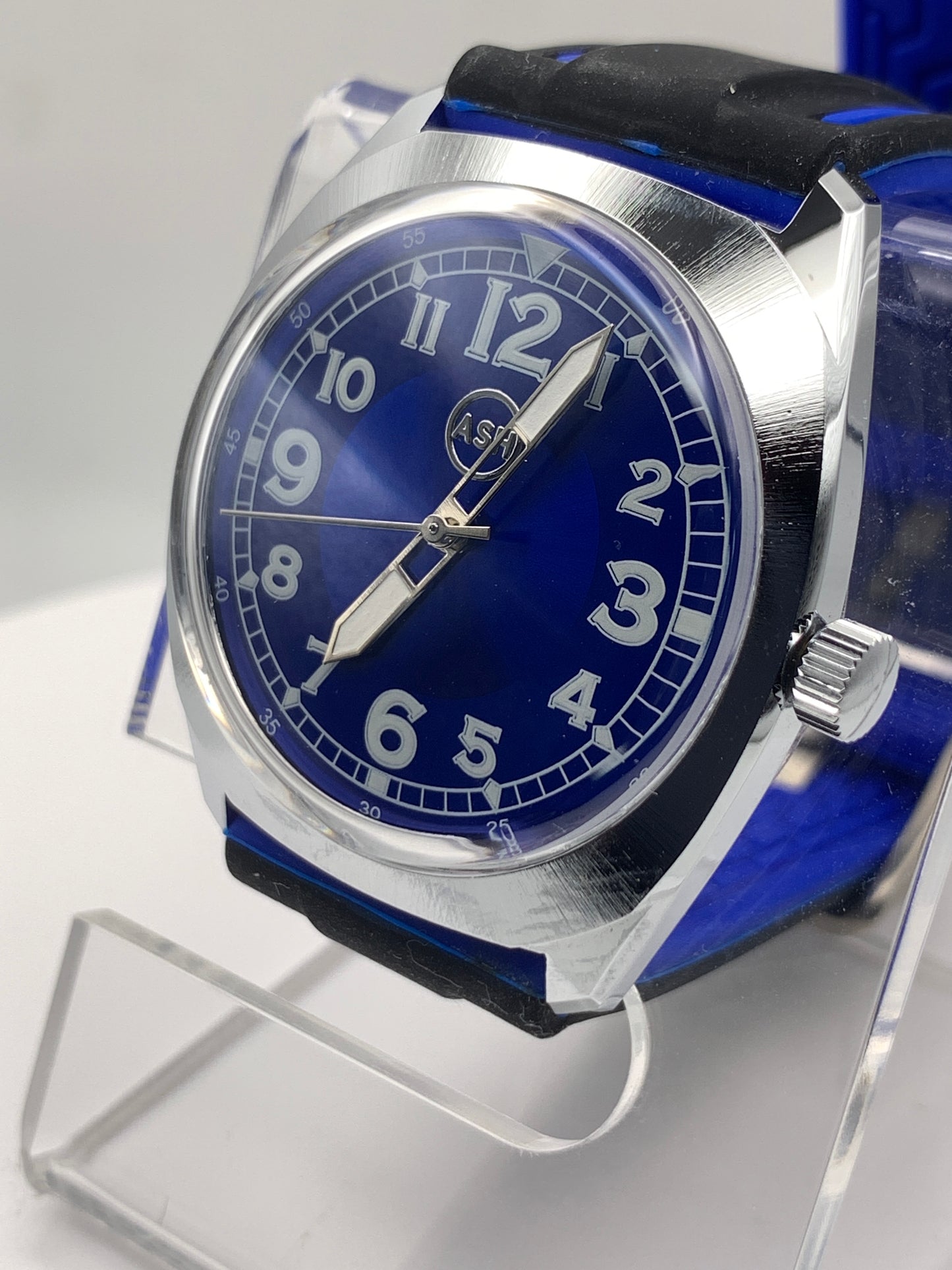 Drew. 35mm NOS brass and stainless steel Gruen case. Box Sapphire crystal. Seiko VH31 Mecha-quartz.