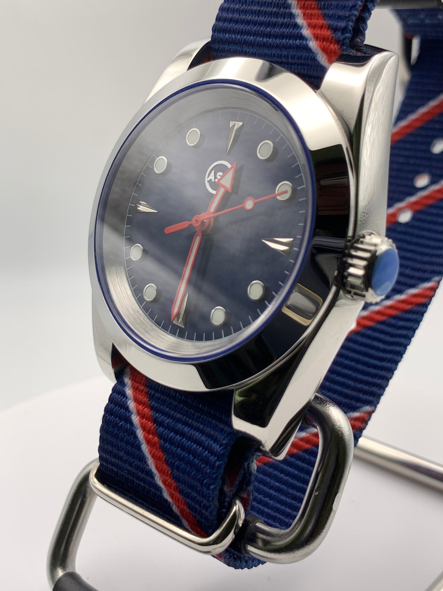 Vanguard - 39mm stainless steel case. Sapphire crystal. Seiko NH38.