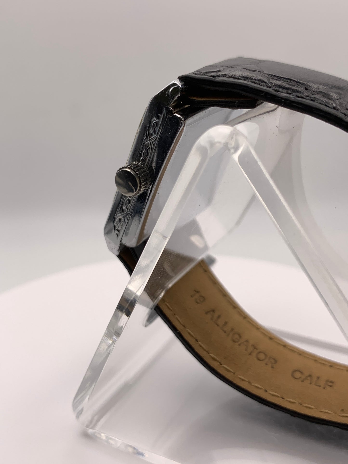 Feather.  Heavy patina vintage hinged brass case. 25 x 33mm. Beautiful figured vintage dial. Acrylic crystal. Miyota 2036 quartz movement.