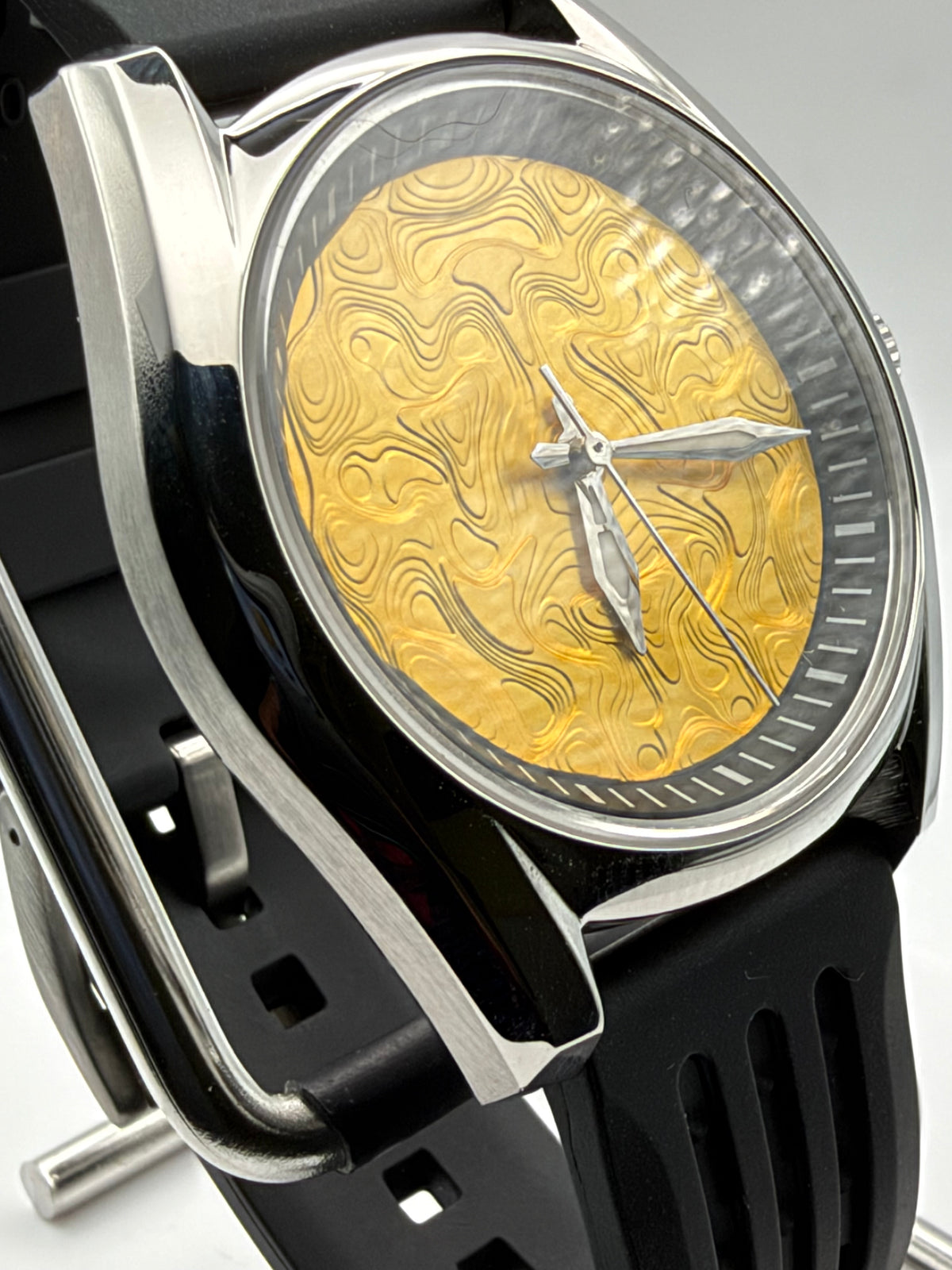 Goldfinger. 40mm stainless steel case. Sapphire crystal. Seiko NH35.