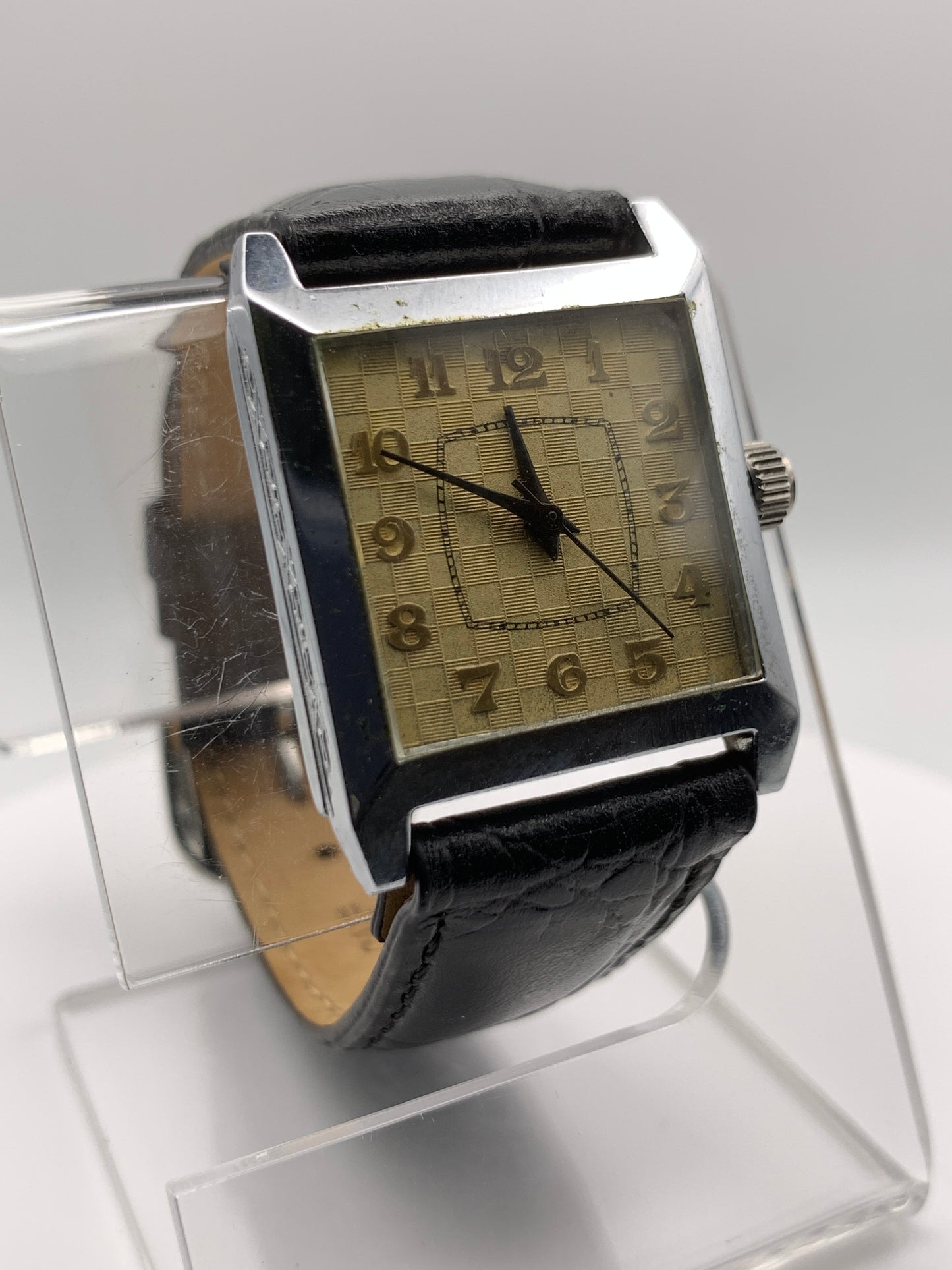 Feather.  Heavy patina vintage hinged brass case. 25 x 33mm. Beautiful figured vintage dial. Acrylic crystal. Miyota 2036 quartz movement.