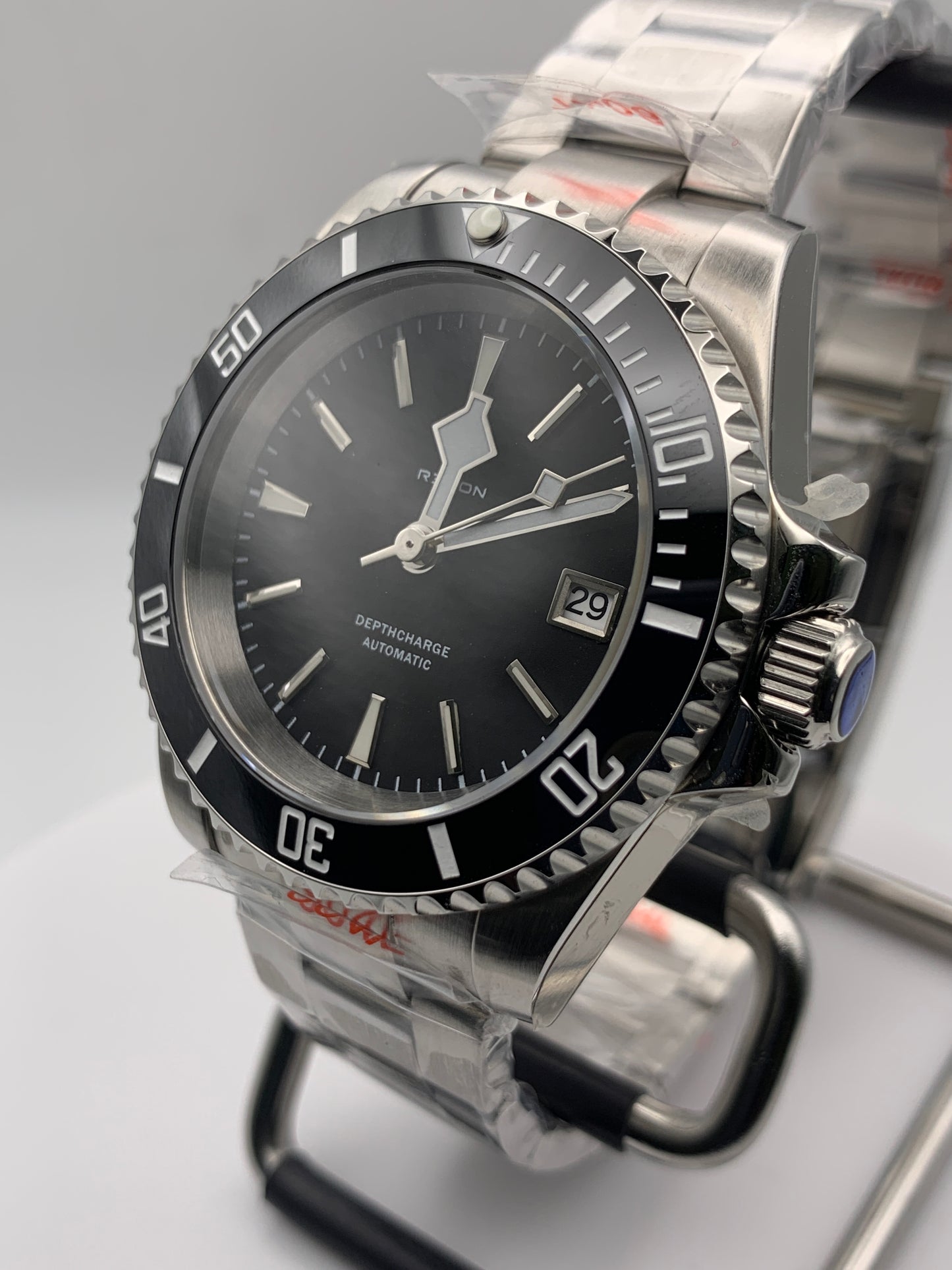 R3CON Collection. Custom black dial watch. 40.5mm stainless steel case. Sapphire crystal. Seiko NH35.