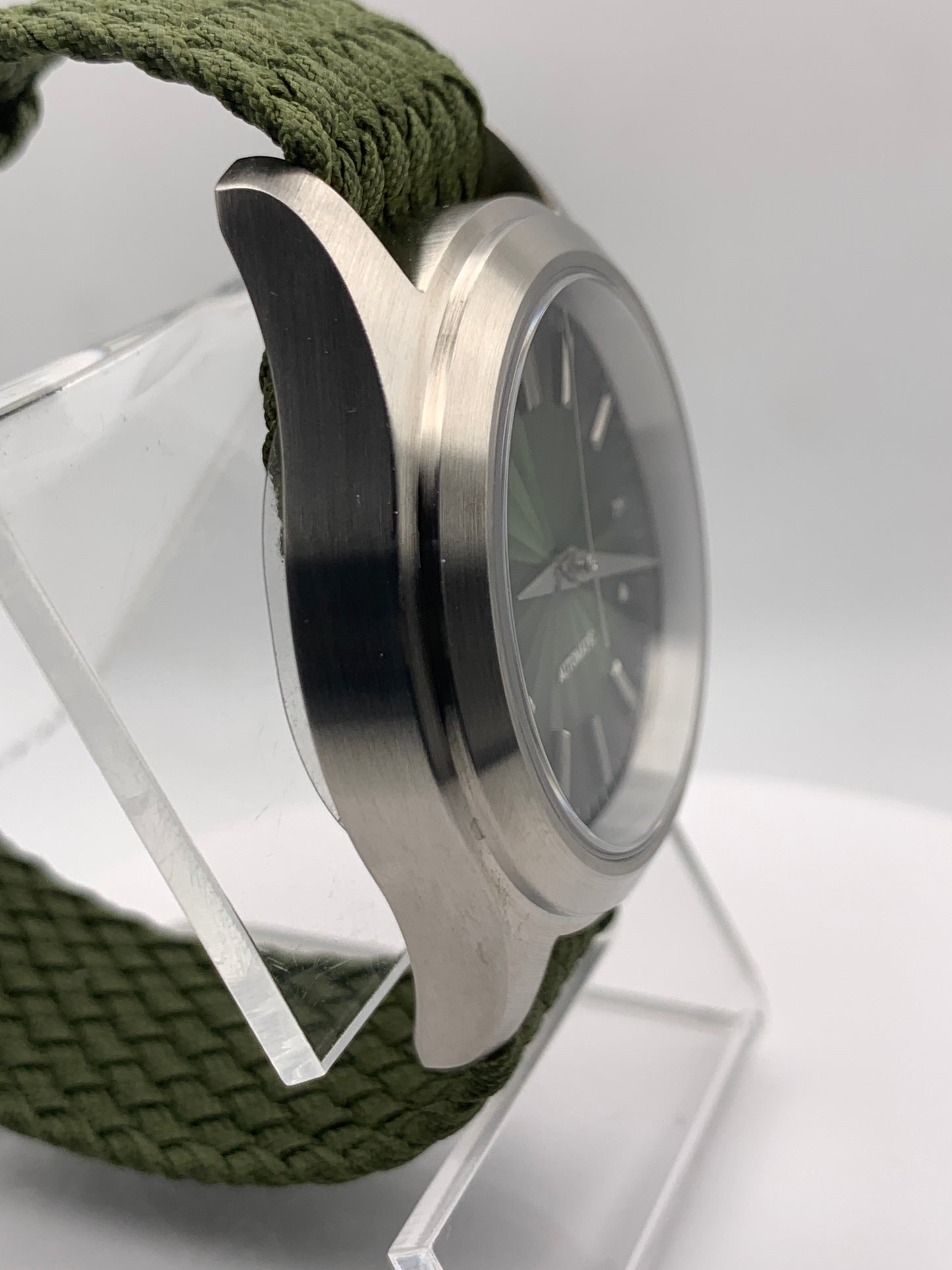 Fangorn. 39mm Stainless steel. Textured and faceted dial. Sapphire crystal. Seiko NH38.