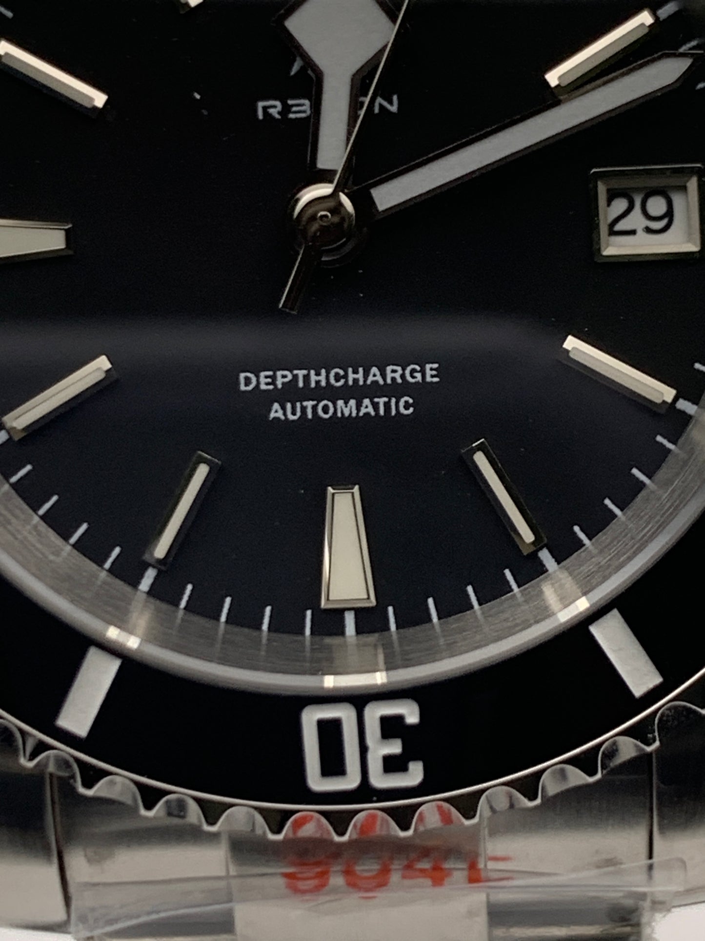 R3CON Collection. Custom black dial watch. 40.5mm stainless steel case. Sapphire crystal. Seiko NH35.