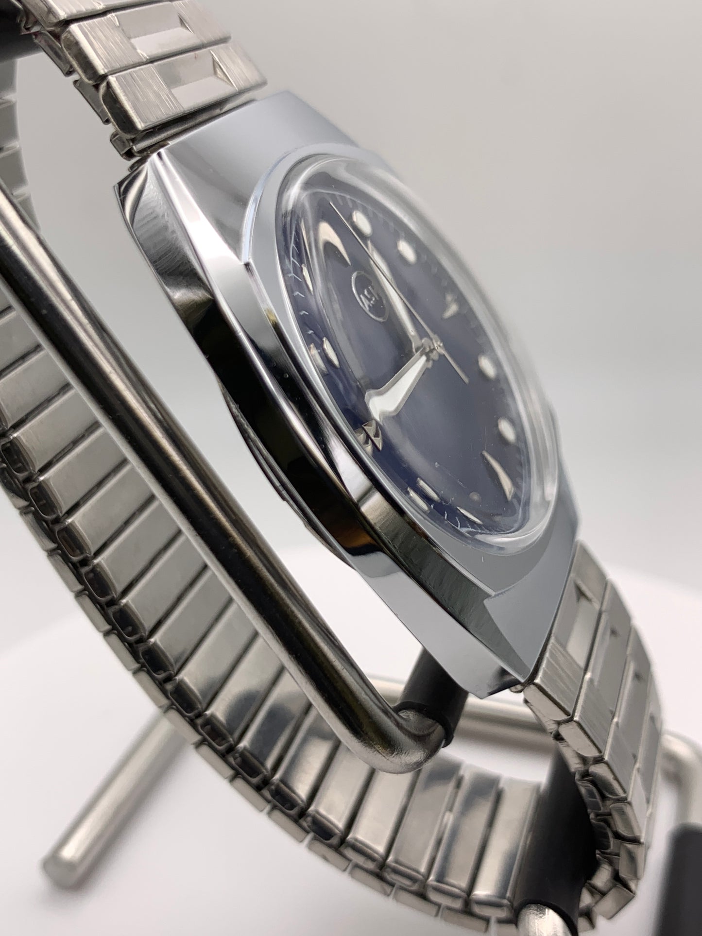 Neo Vintage Collection. Sport watch.NOS Gruen case. Blue dial, vintage expanding bracelet.