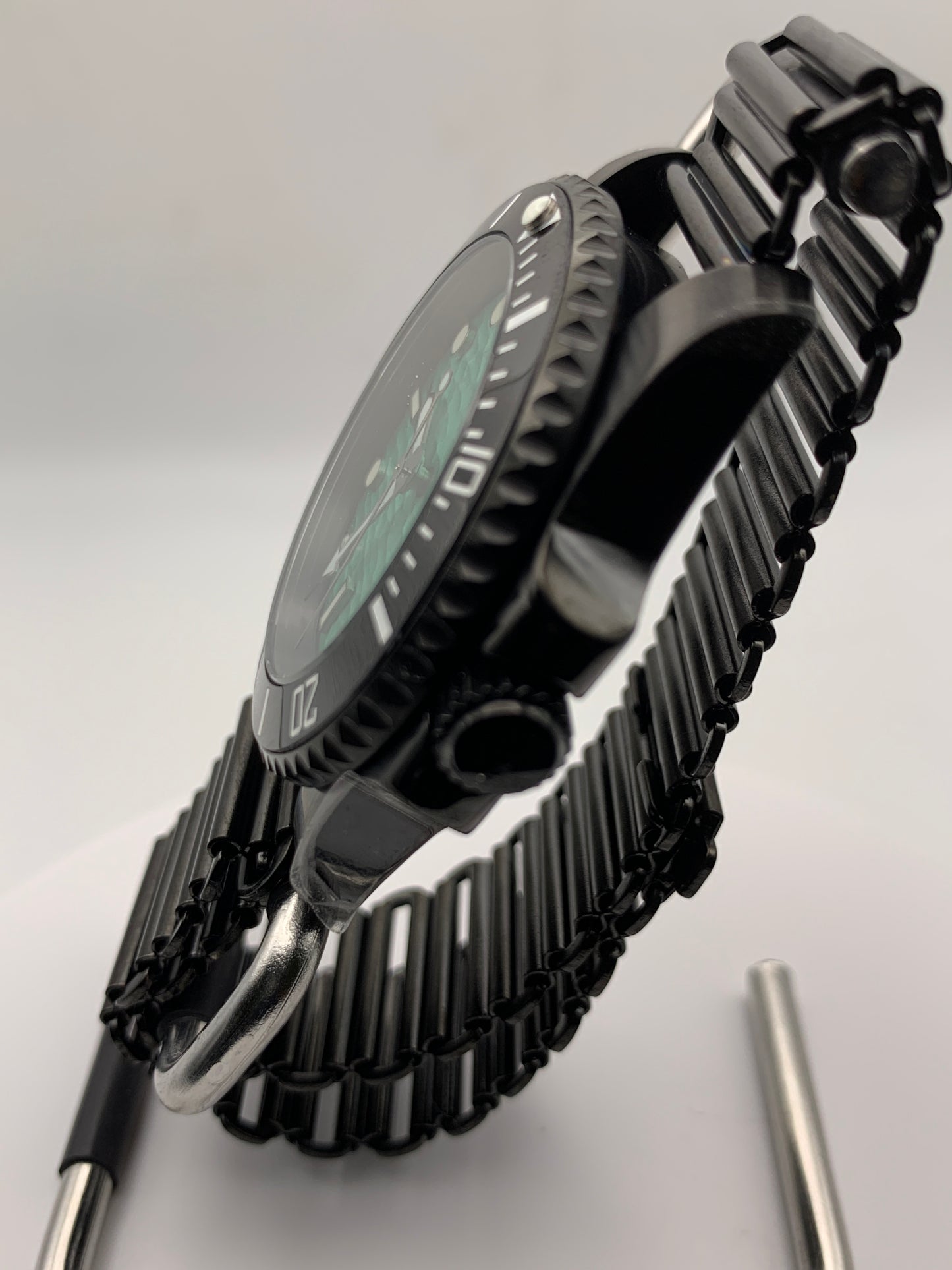 Neritic. 40mm PVD coated stainless steel case. Sapphire crystal. Seiko NH35.
