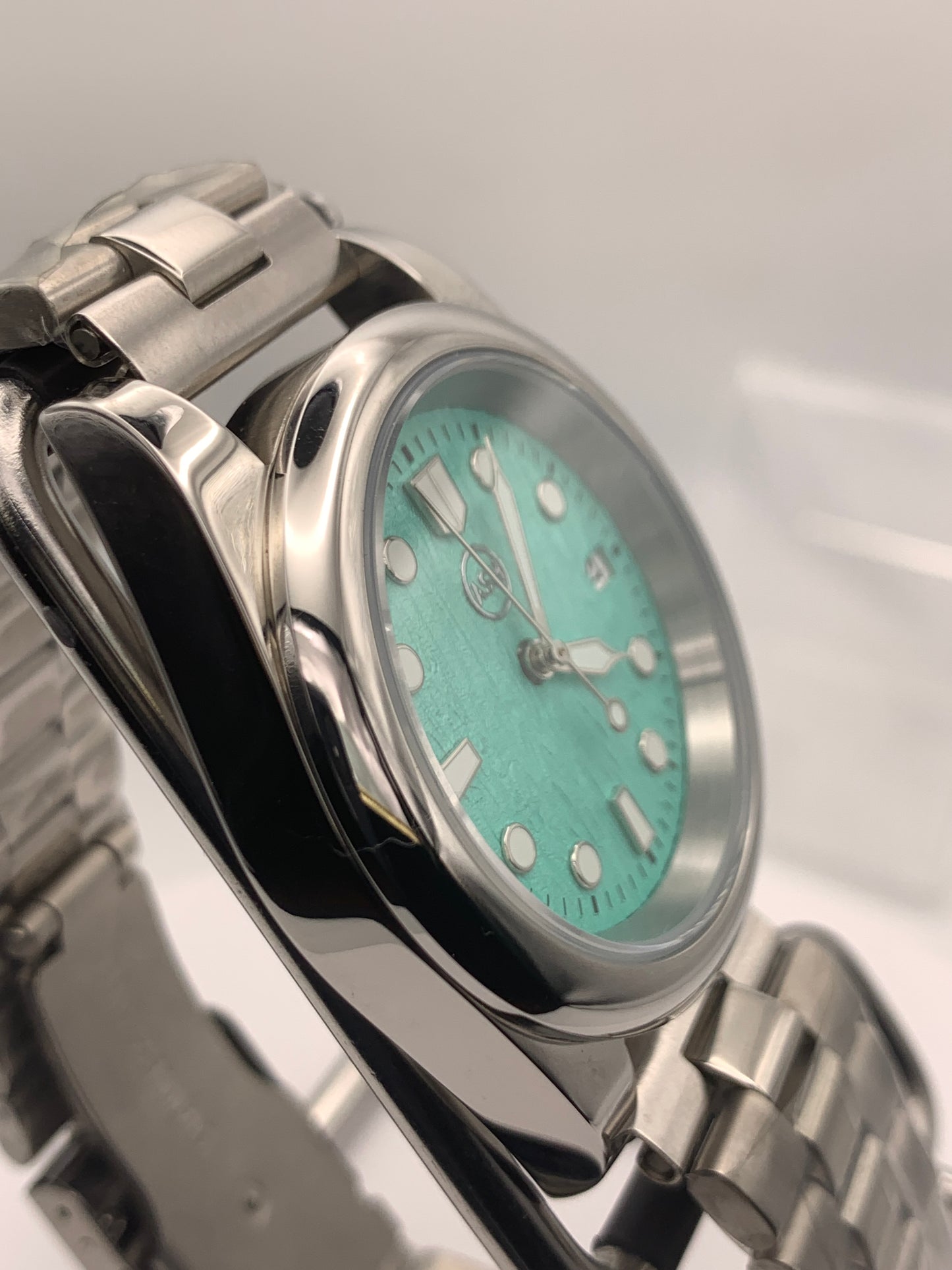 Quint. 39mm Stainless steel case. Textured dial. Sapphire crystal. NH35 automatic movement.