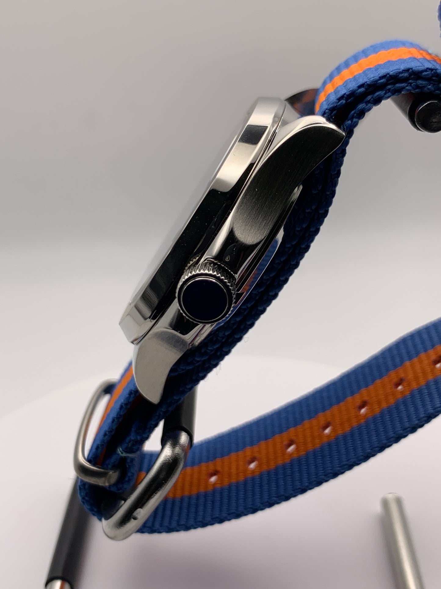 Floating World. B-stock. 40mm Stainless steel case. Sapphire crystal. Seiko NH38. Small flaws on the edge of the dial.