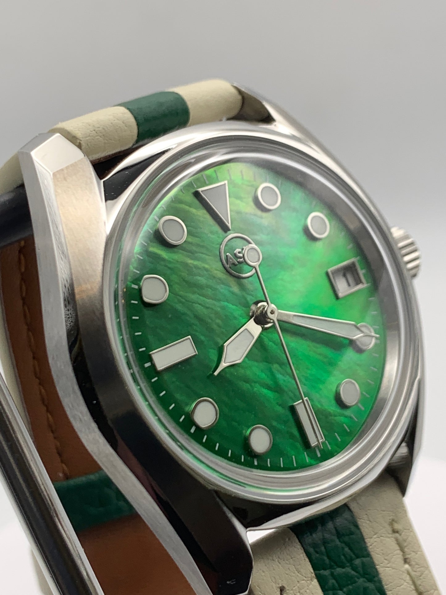 Andy. 38mm Stainless steel. Double dome sapphire. Green MOP dial. Seiko NH35.
