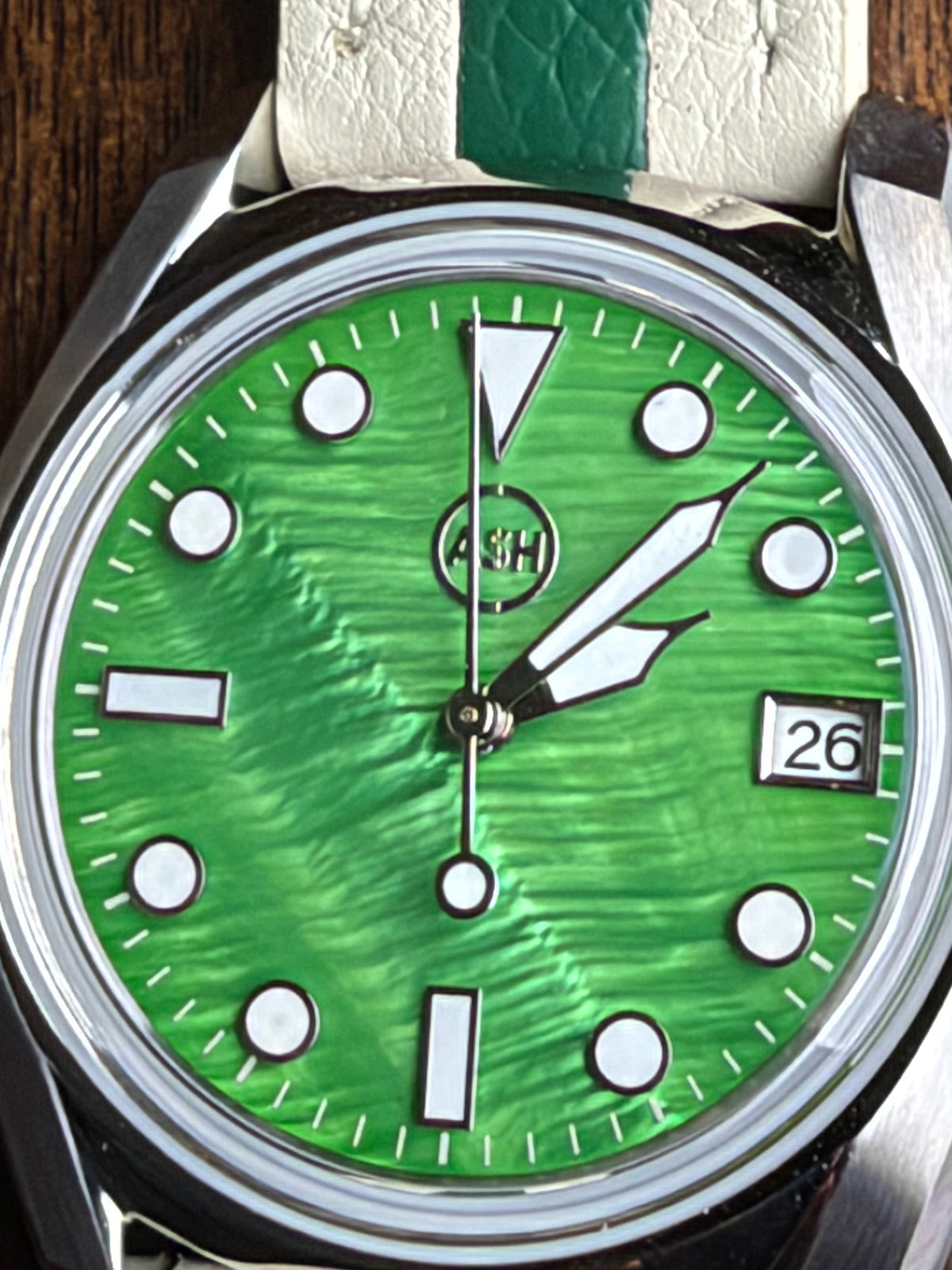 Andy 1.4 - 38mm Stainless steel. Double dome sapphire. Green MOP dial. Seiko NH35.