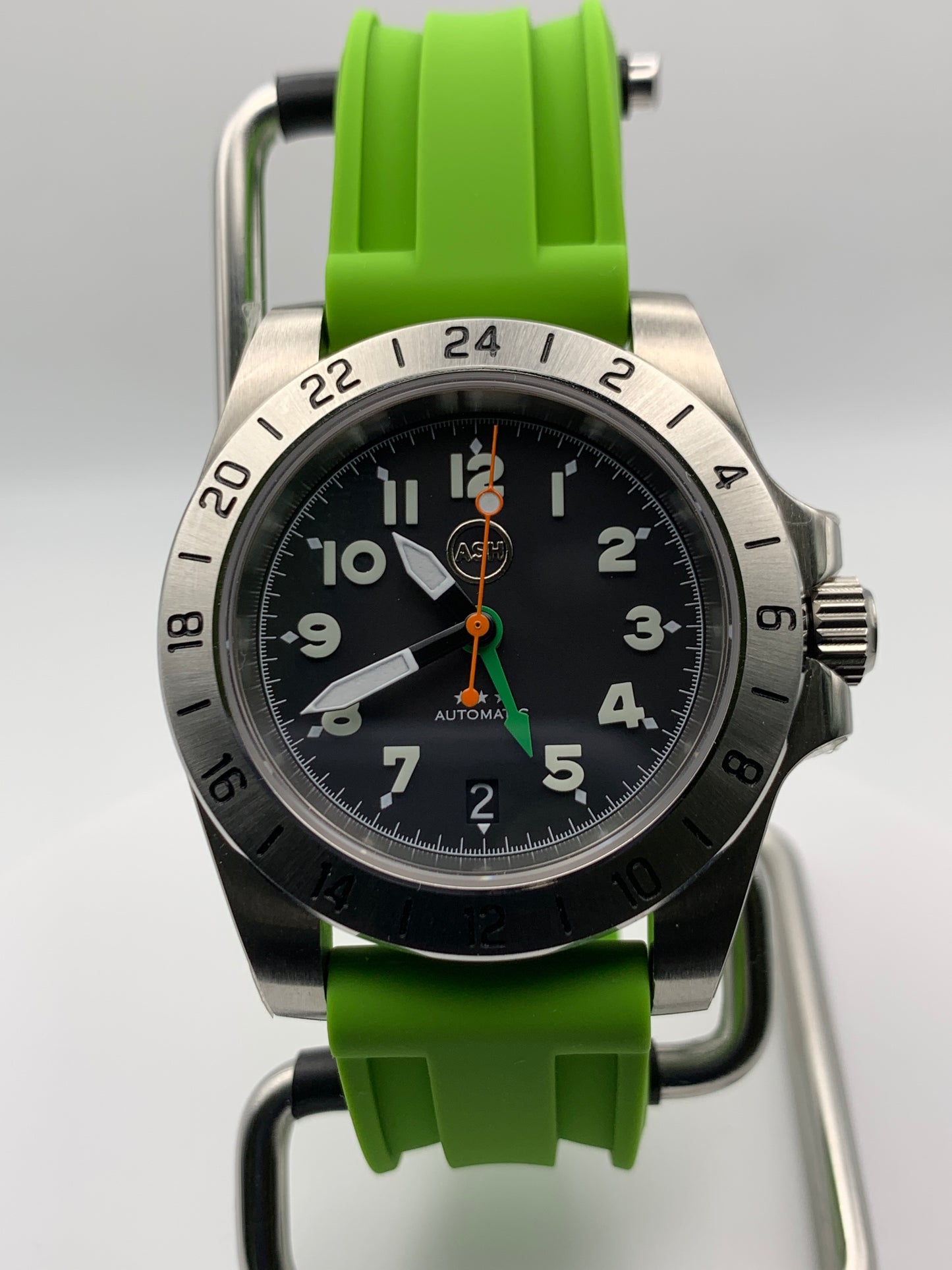 Gavin. 39mm Stainless steel GMT case. Sapphire crystal. 6 o’clock black date. Green and orange appointments. Seiko NH34.