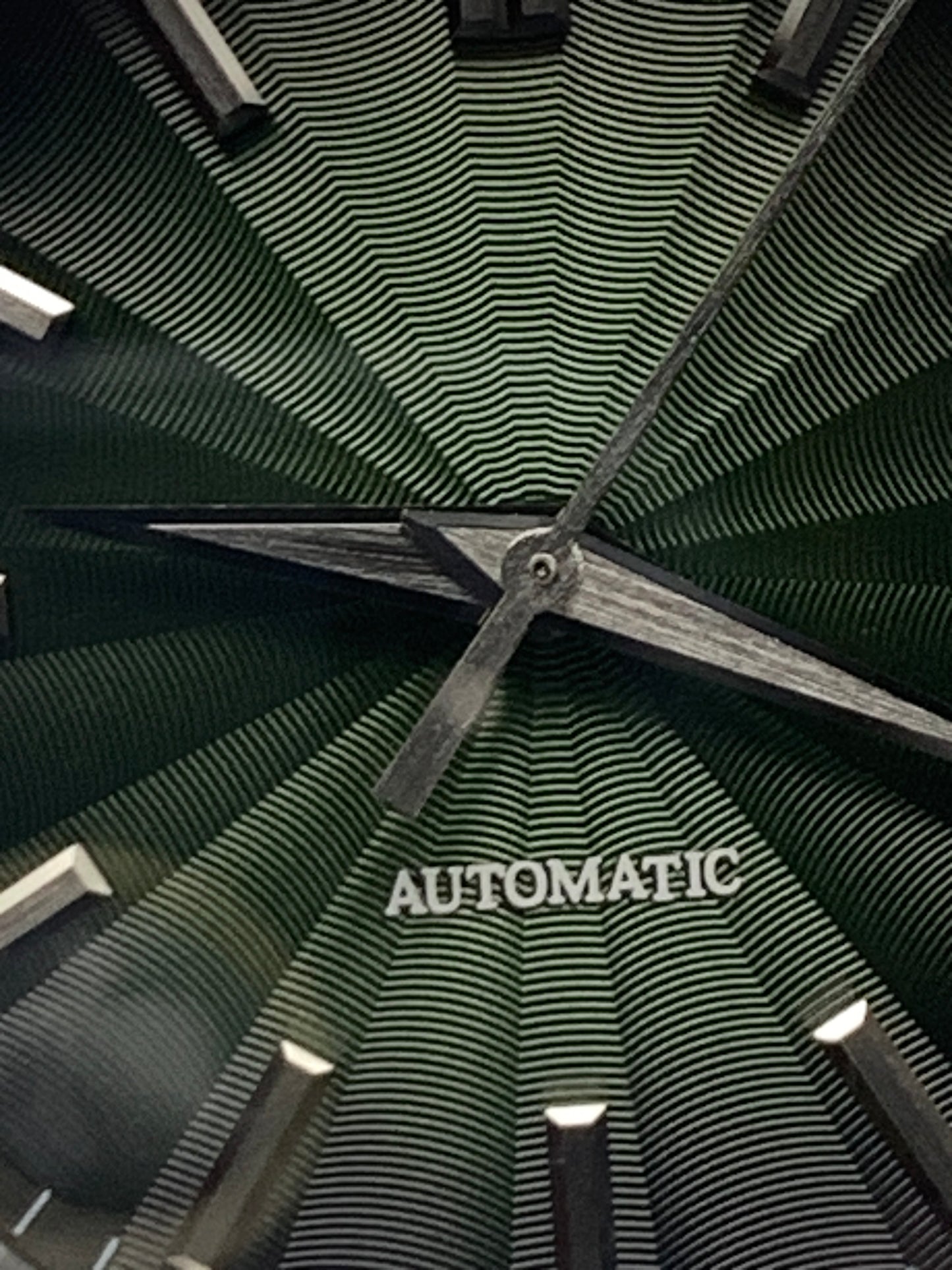 Fangorn. 39mm Stainless steel. Textured and faceted dial. Sapphire crystal. Seiko NH38.