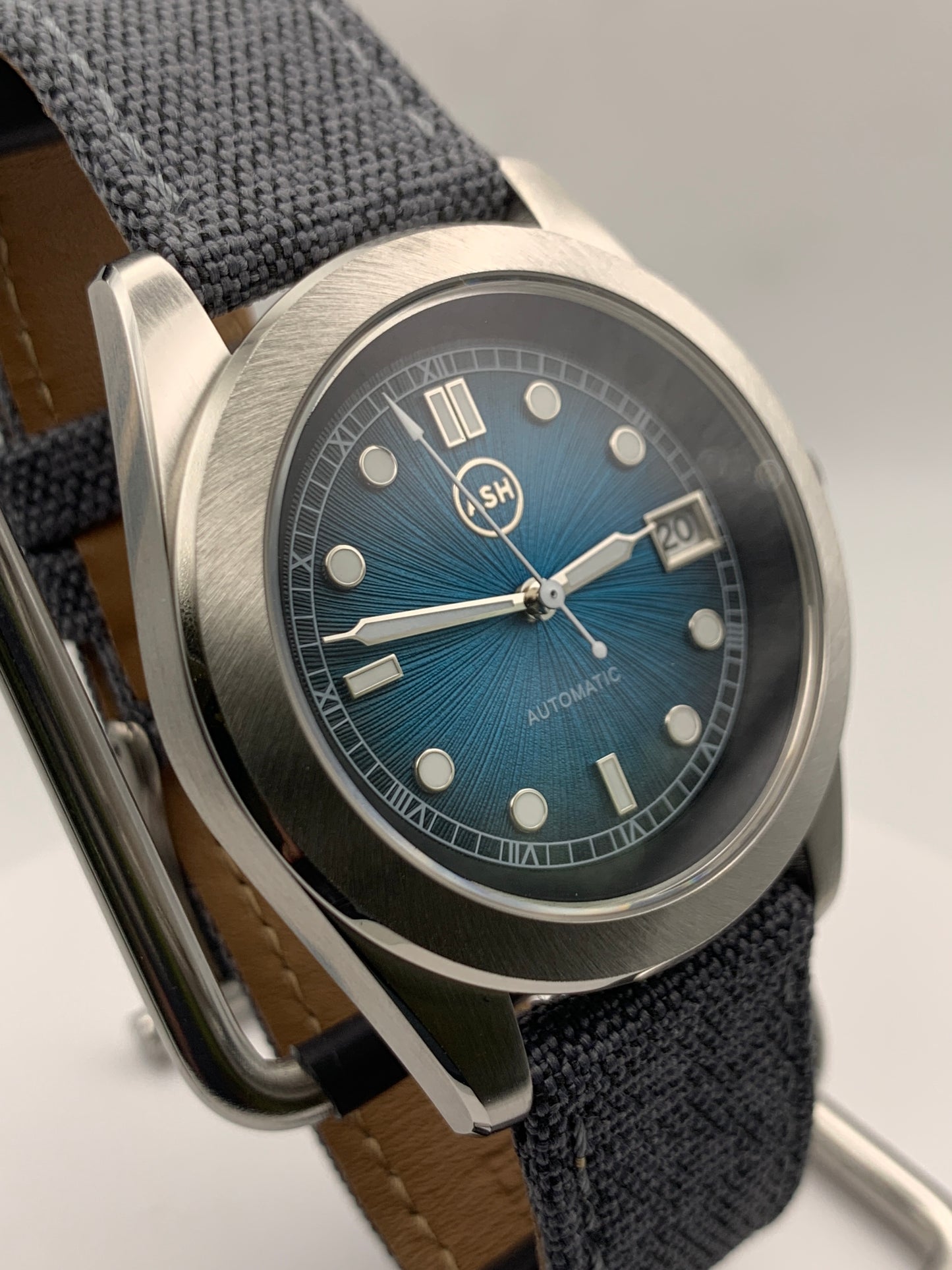 Thalassa - 39mm 3 piece stainless steel case. Sapphire crystal. Seiko NH35.