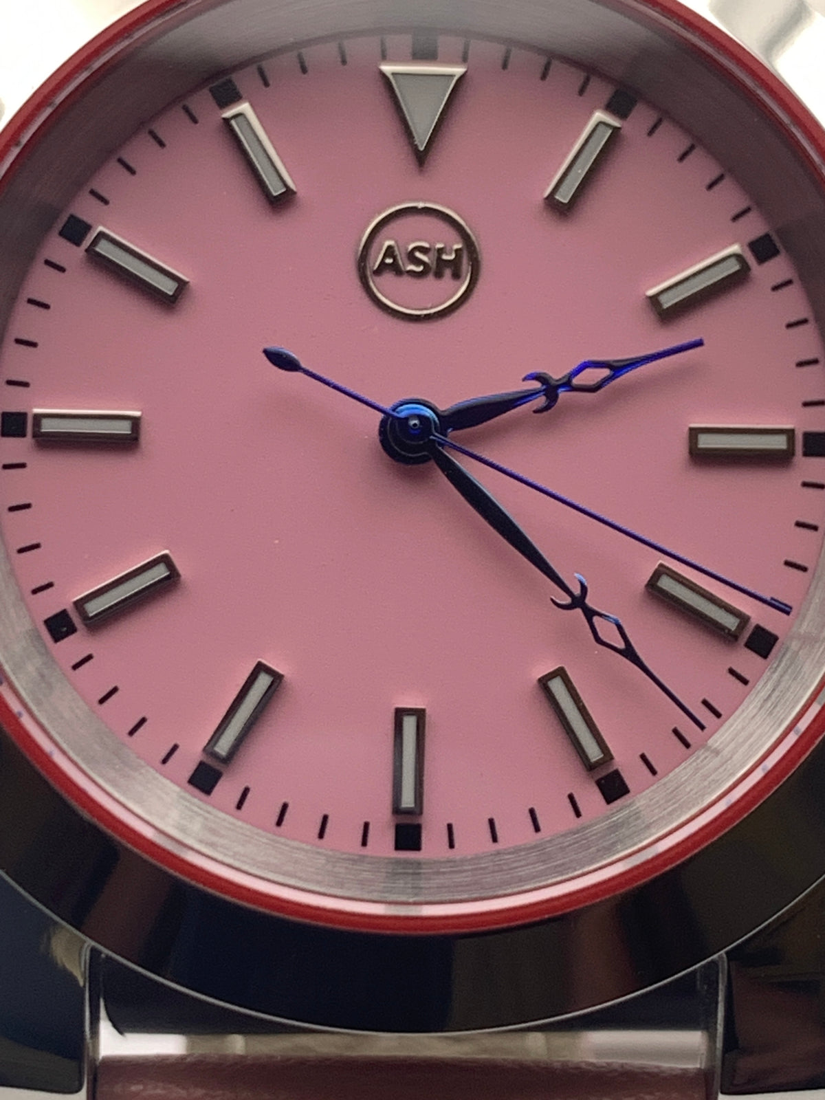 Versailles 1.2 - 39mm Stainless steel case with red gasket. Sapphire crystal. Exhibition case back. Seiko NH38 with blue rotor.