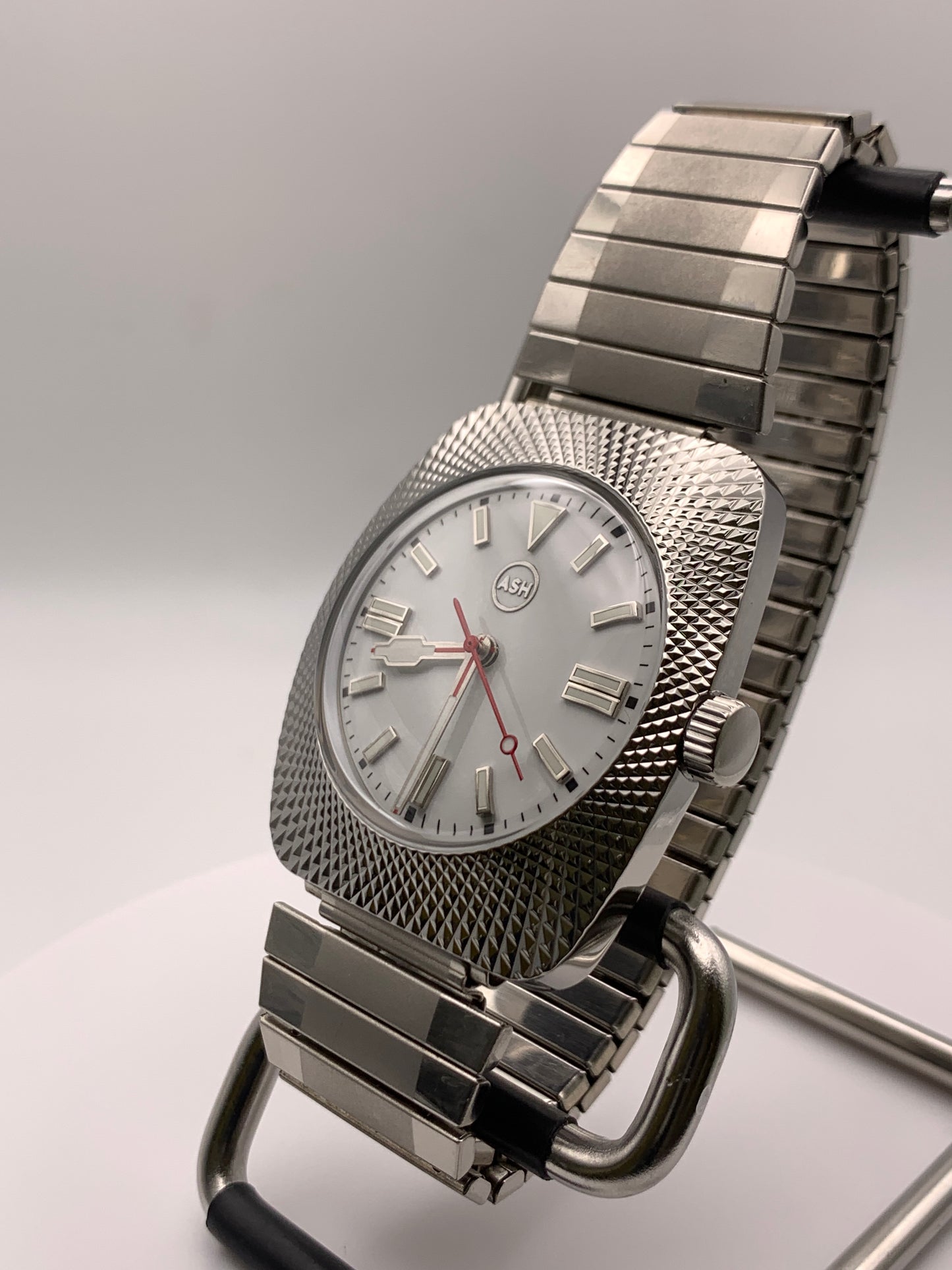 Aspects. 38mm faceted case. Vintage expanding bracelet. Acrylic dome crystal. NH38 automatic movement.