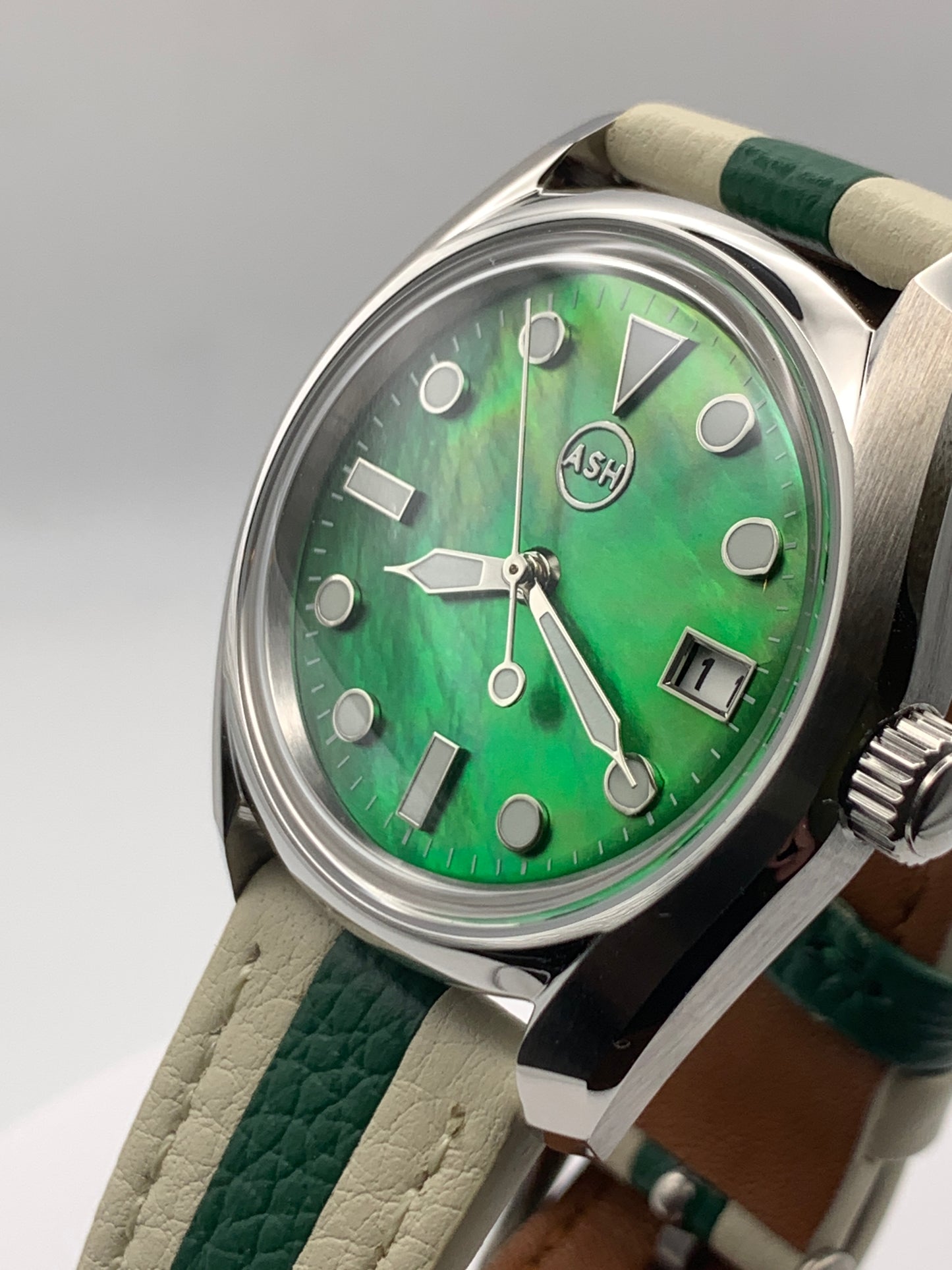 Andy. 38mm Stainless steel. Double dome sapphire. Green MOP dial. Seiko NH35.
