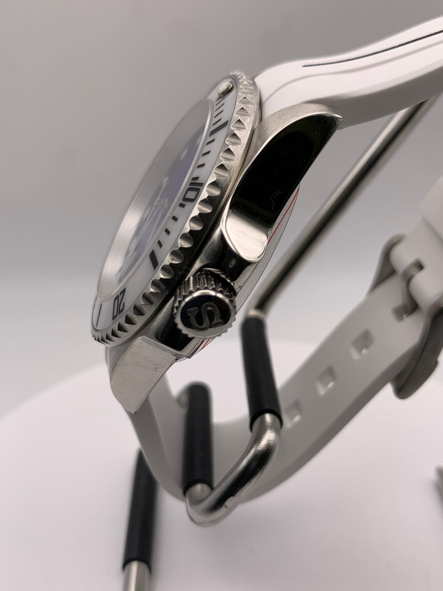 Bumbles Bounce. 41mm stainless steel case. Sapphire crystal. Seiko NH38.