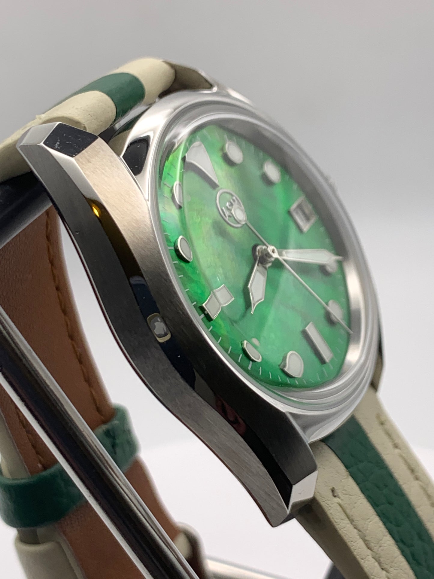 Andy. 38mm Stainless steel. Double dome sapphire. Green MOP dial. Seiko NH35.