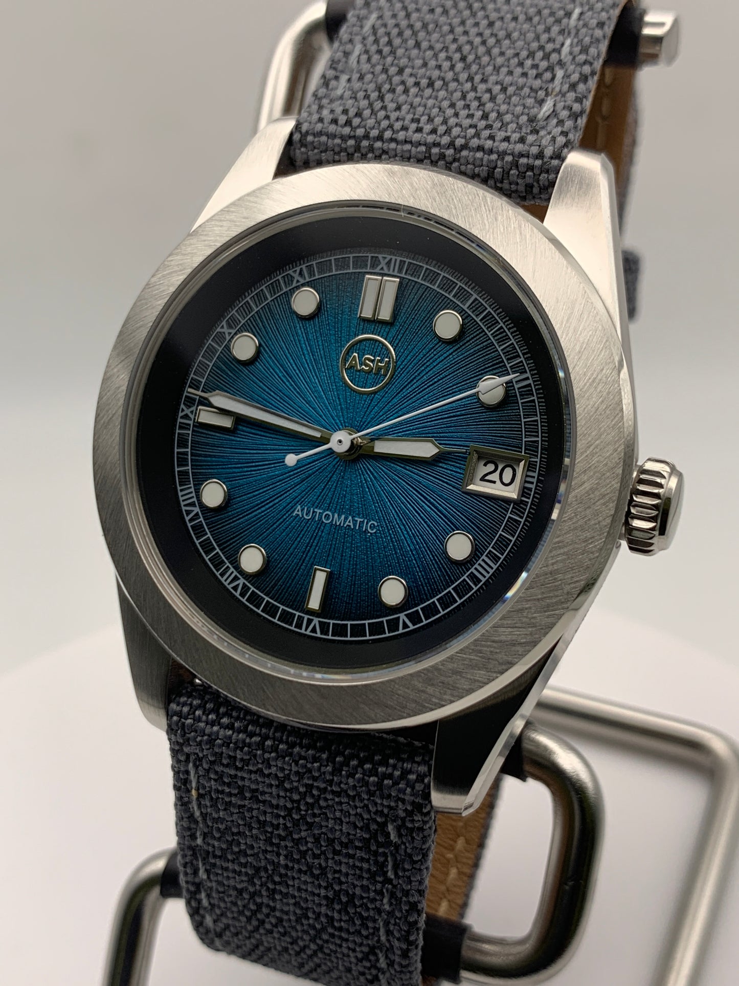 Thalassa - 39mm 3 piece stainless steel case. Sapphire crystal. Seiko NH35.