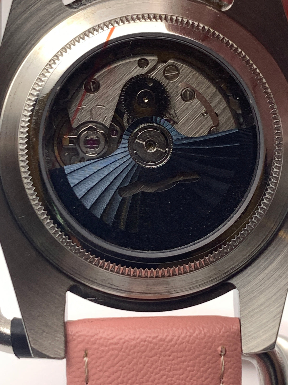 Versailles 1.2 - 39mm Stainless steel case with red gasket. Sapphire crystal. Exhibition case back. Seiko NH38 with blue rotor.
