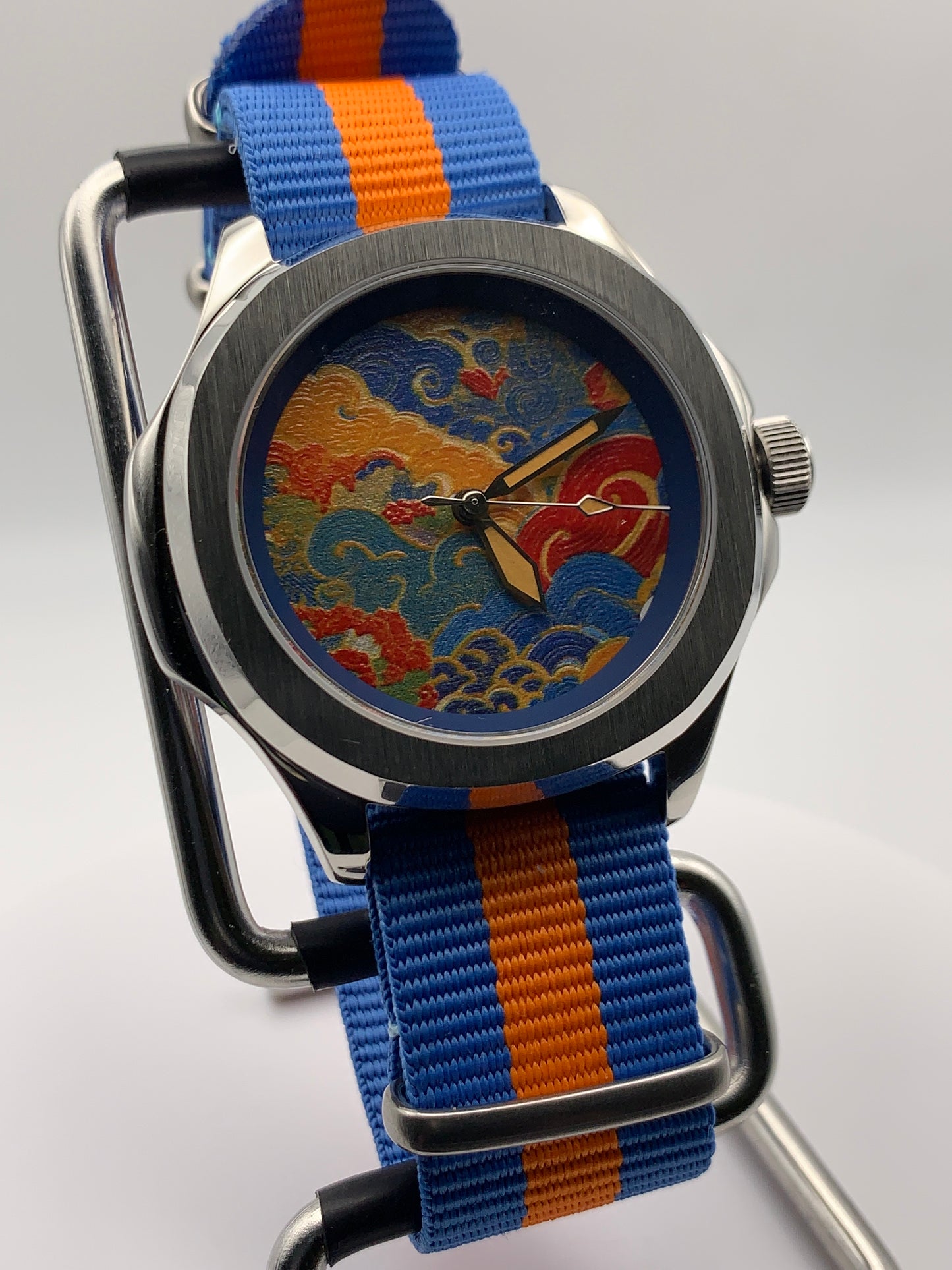Floating World. B-stock. 40mm Stainless steel case. Sapphire crystal. Seiko NH38. Small flaws on the edge of the dial.
