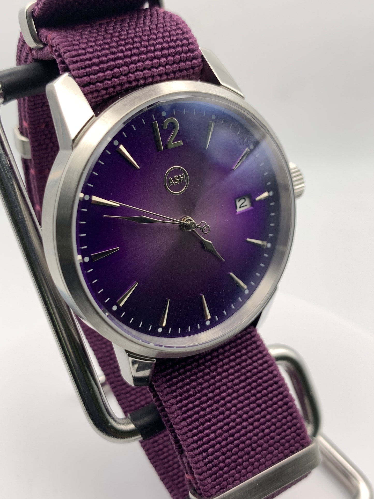 Ultraviolet. 40mm stainless steel case. Sapphire crystal. Seiko NH35.