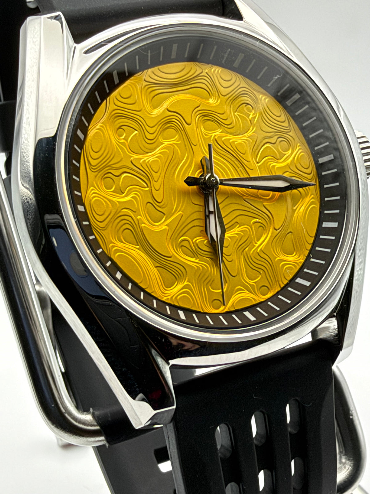 Goldfinger. 40mm stainless steel case. Sapphire crystal. Seiko NH35.