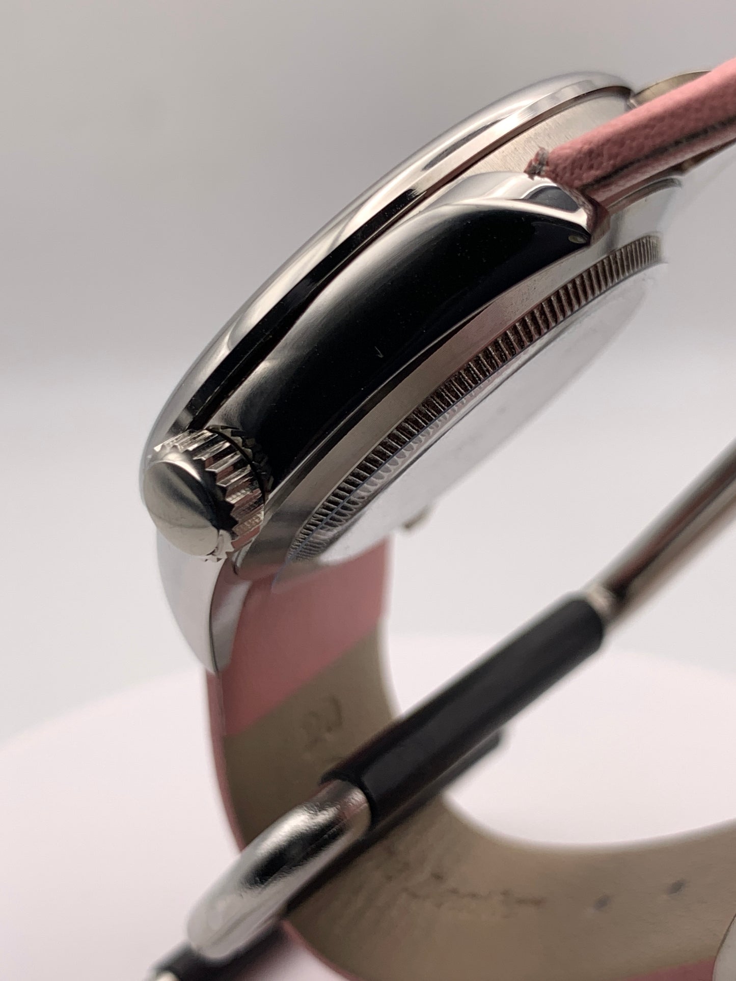 Versailles 1.1 - 39mm Stainless steel case with red gasket. Sapphire crystal. Exhibition case back. Seiko NH38 with blue rotor.