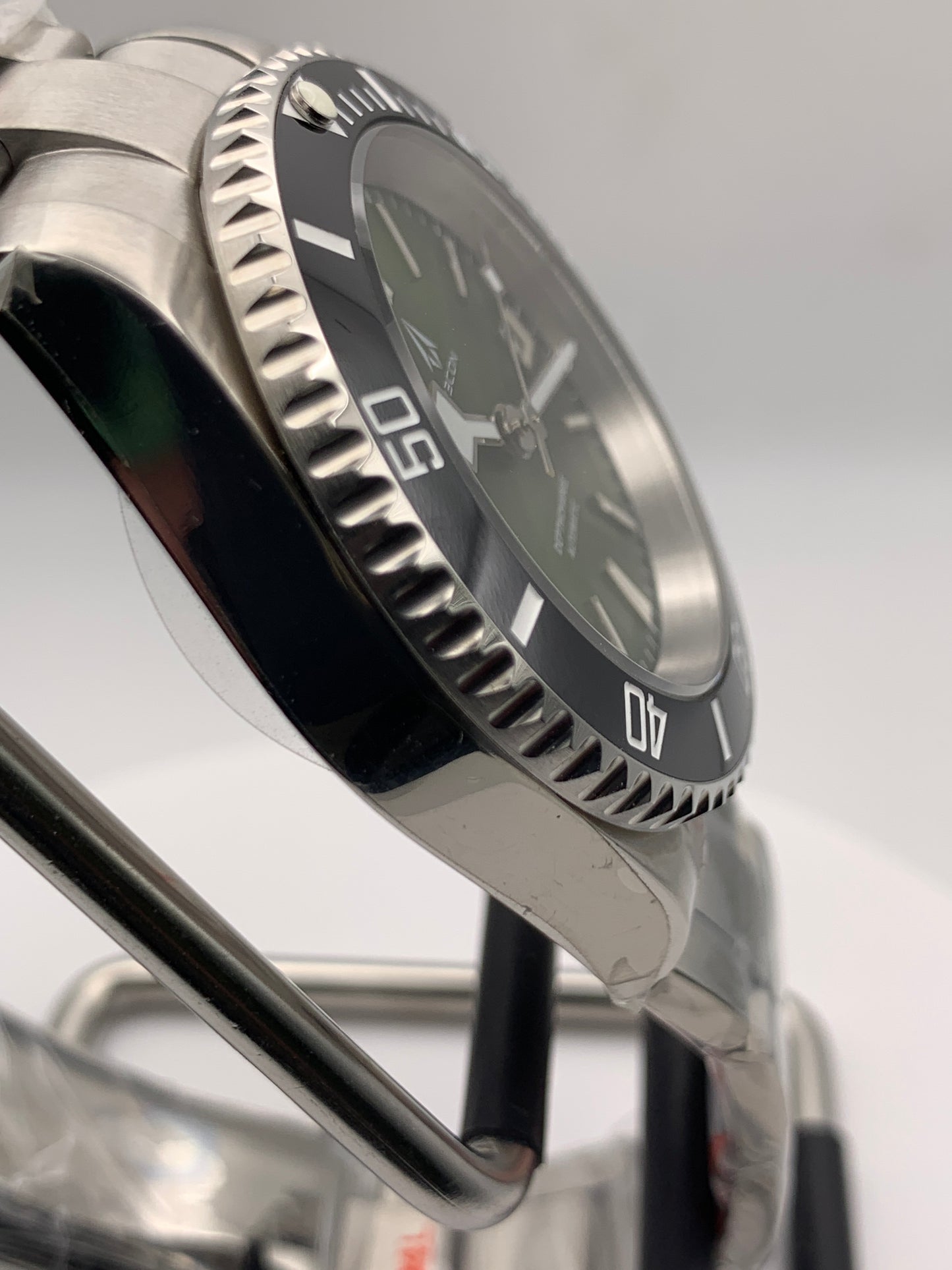 R3CON Collection. Custom green dial watch. 40.5mm stainless steel case. Sapphire crystal. Seiko NH35.