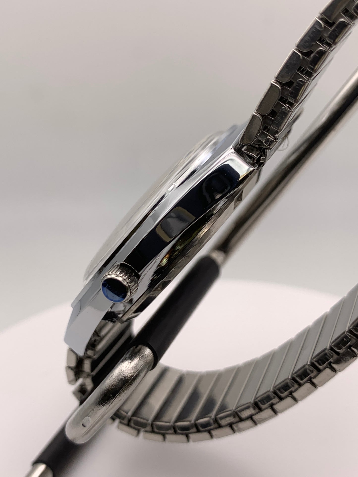 Neo Vintage Collection. Sport watch.NOS Gruen case. Blue dial, vintage expanding bracelet.