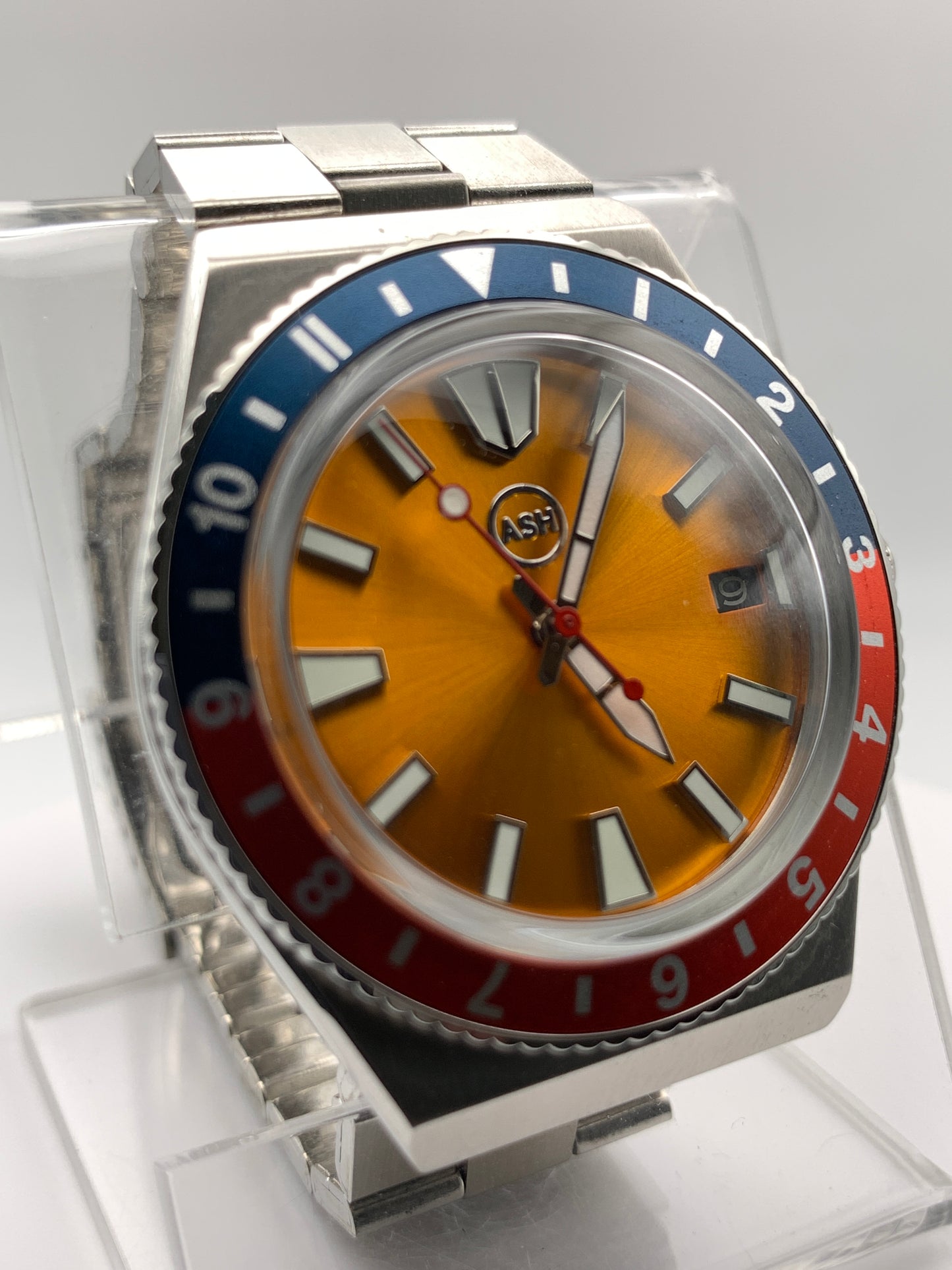 Poguelite. 37mm Stainless steel case. Acrylic domed crystal. Seiko NH35 with black date wheel. NOS vintage bracelet.