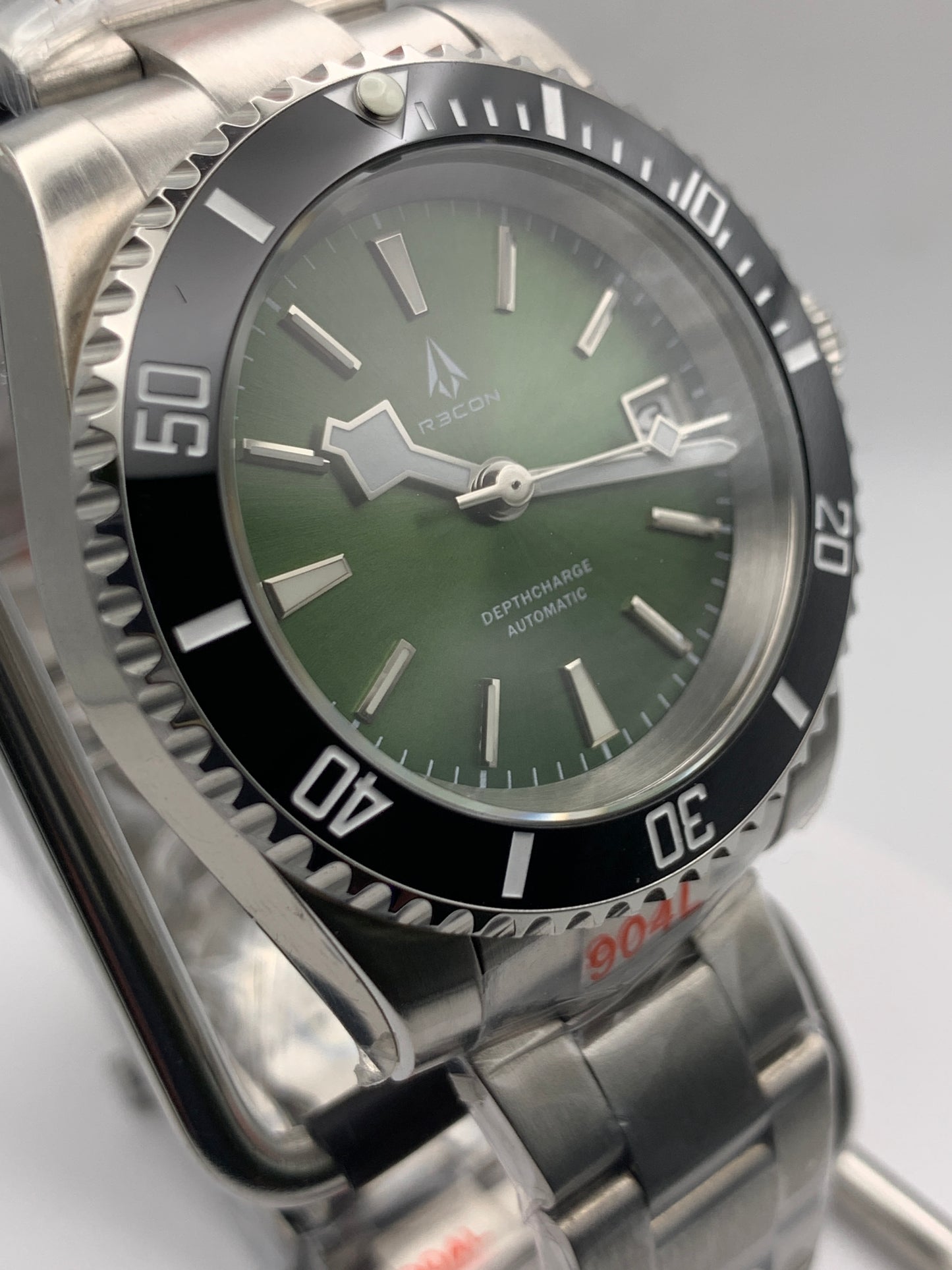 R3CON Collection. Custom green dial watch. 40.5mm stainless steel case. Sapphire crystal. Seiko NH35.