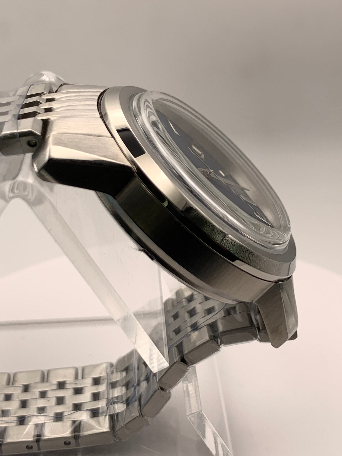 Nocturne. 40mm stainless steel case with matching bracelet. Box sapphire crystal. Seiko NH35