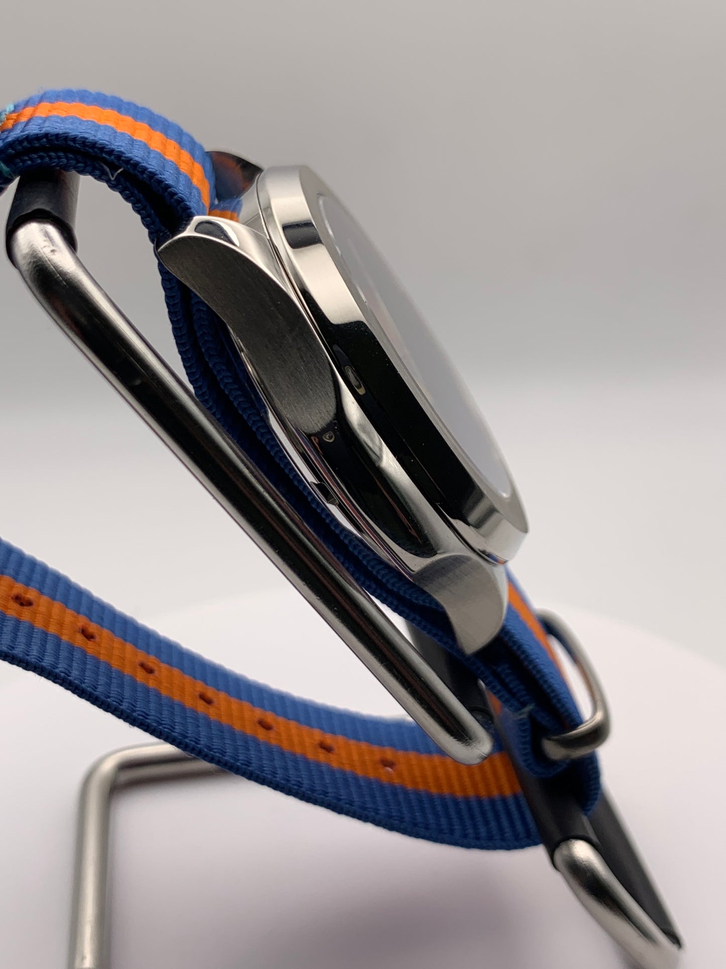 Floating World. B-stock. 40mm Stainless steel case. Sapphire crystal. Seiko NH38. Small flaws on the edge of the dial.