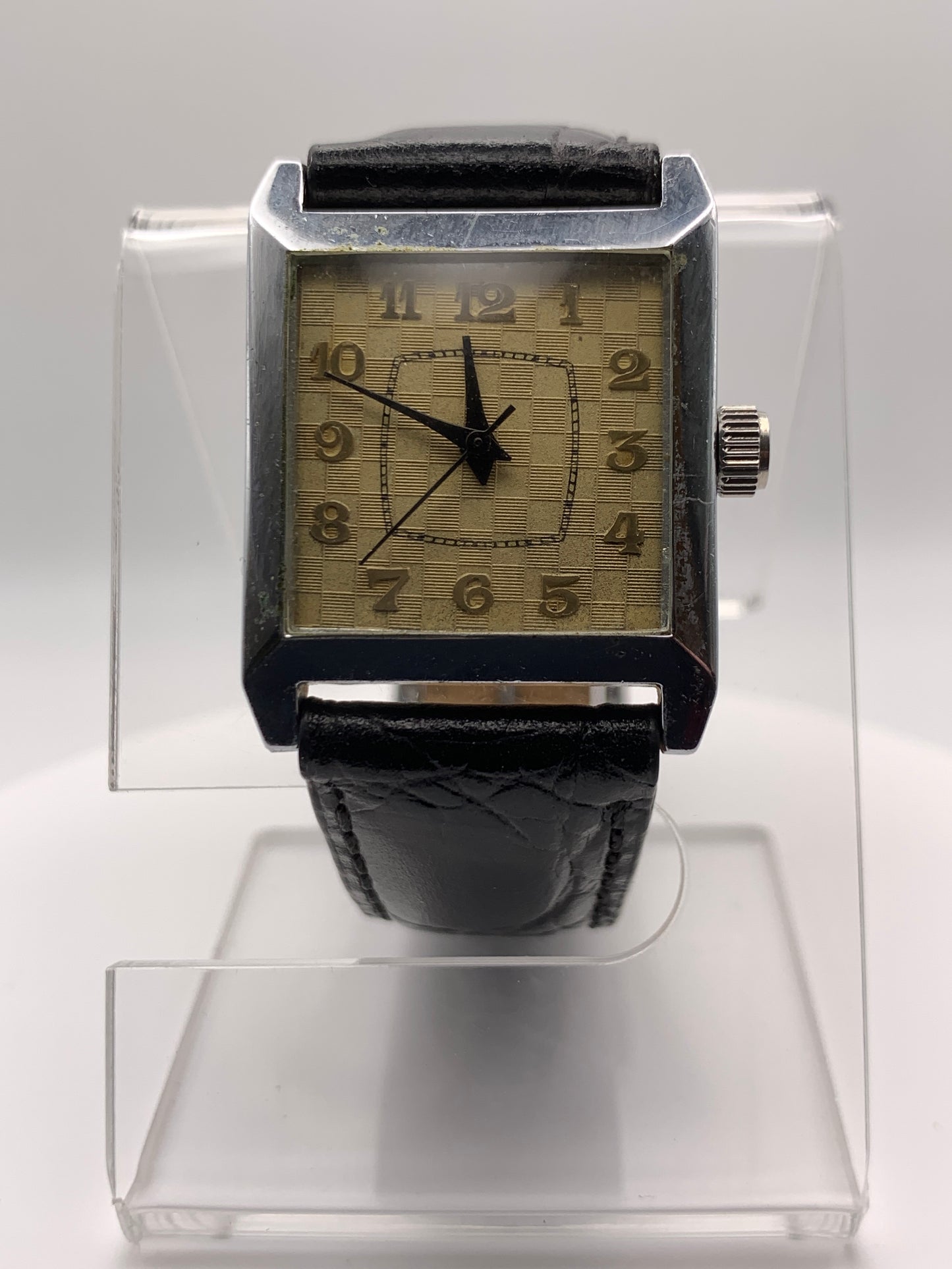 Feather.  Heavy patina vintage hinged brass case. 25 x 33mm. Beautiful figured vintage dial. Acrylic crystal. Miyota 2036 quartz movement.