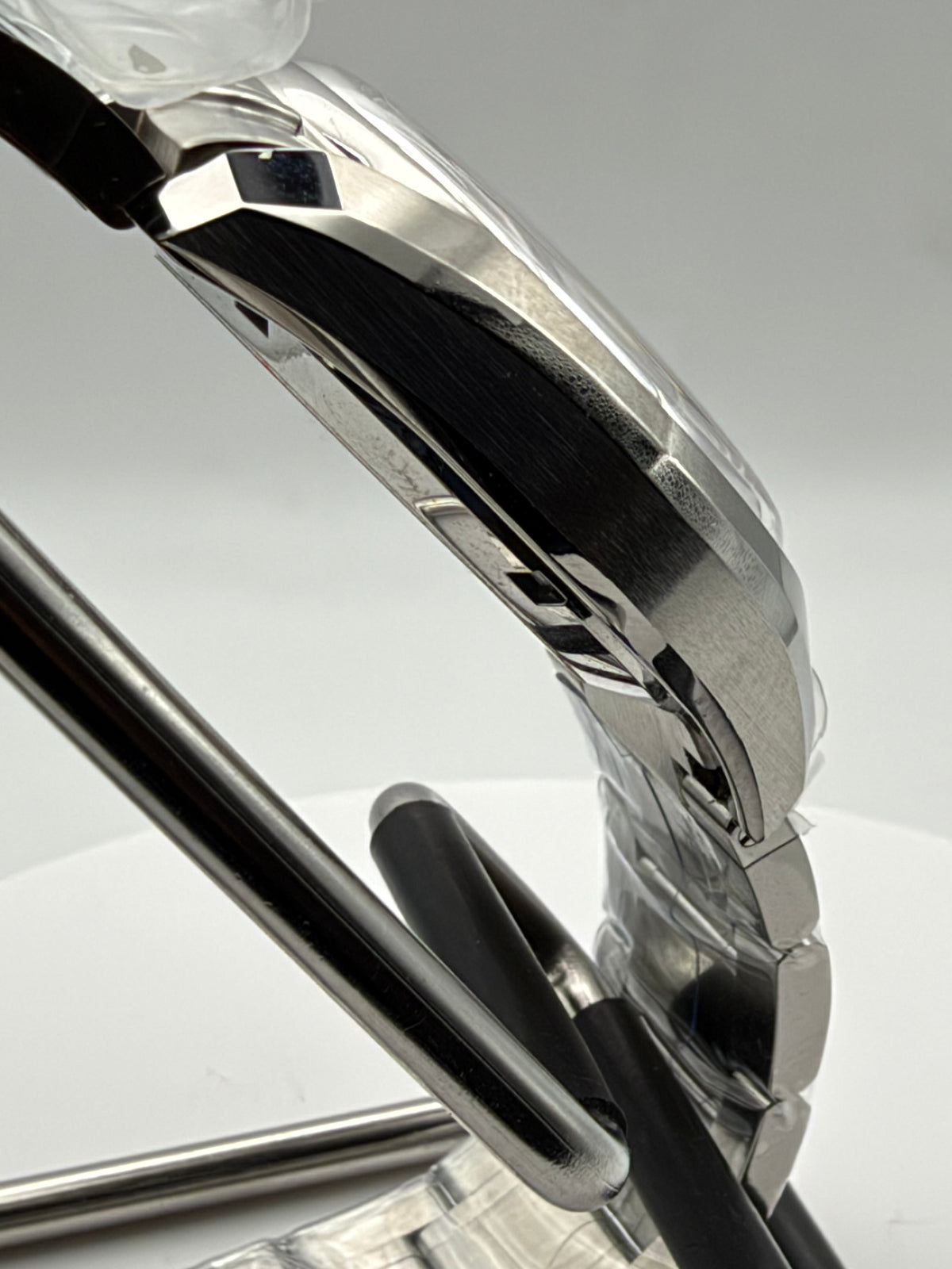 Brandy 1.4 - 38mm Stainless steel case. Double dome sapphire with AR. Seiko NH38.