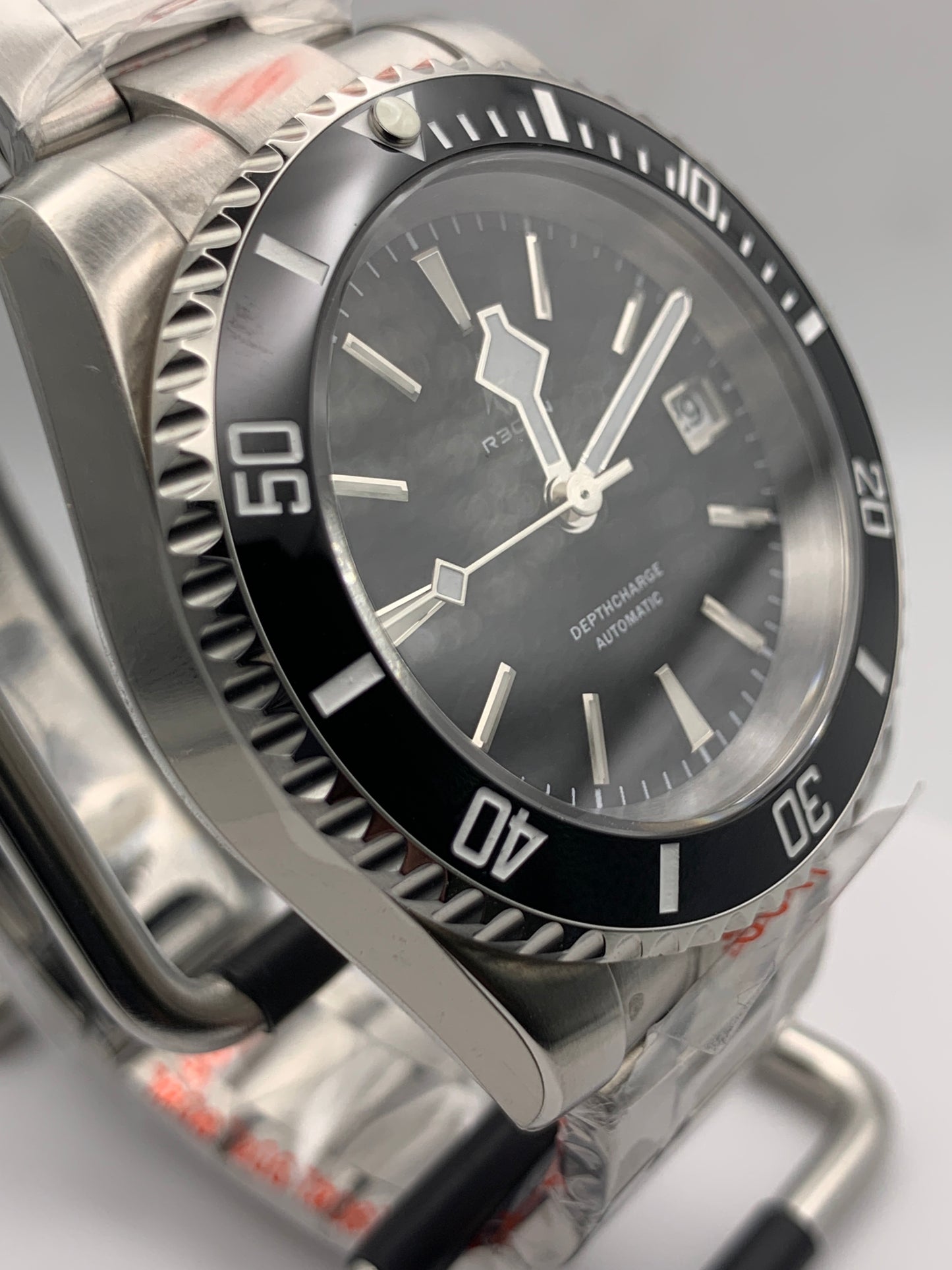 R3CON Collection. Custom black dial watch. 40.5mm stainless steel case. Sapphire crystal. Seiko NH35.