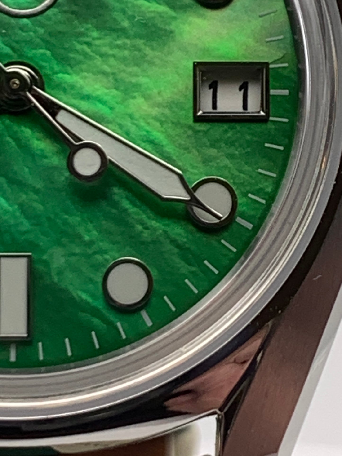 Andy. 38mm Stainless steel. Double dome sapphire. Green MOP dial. Seiko NH35.