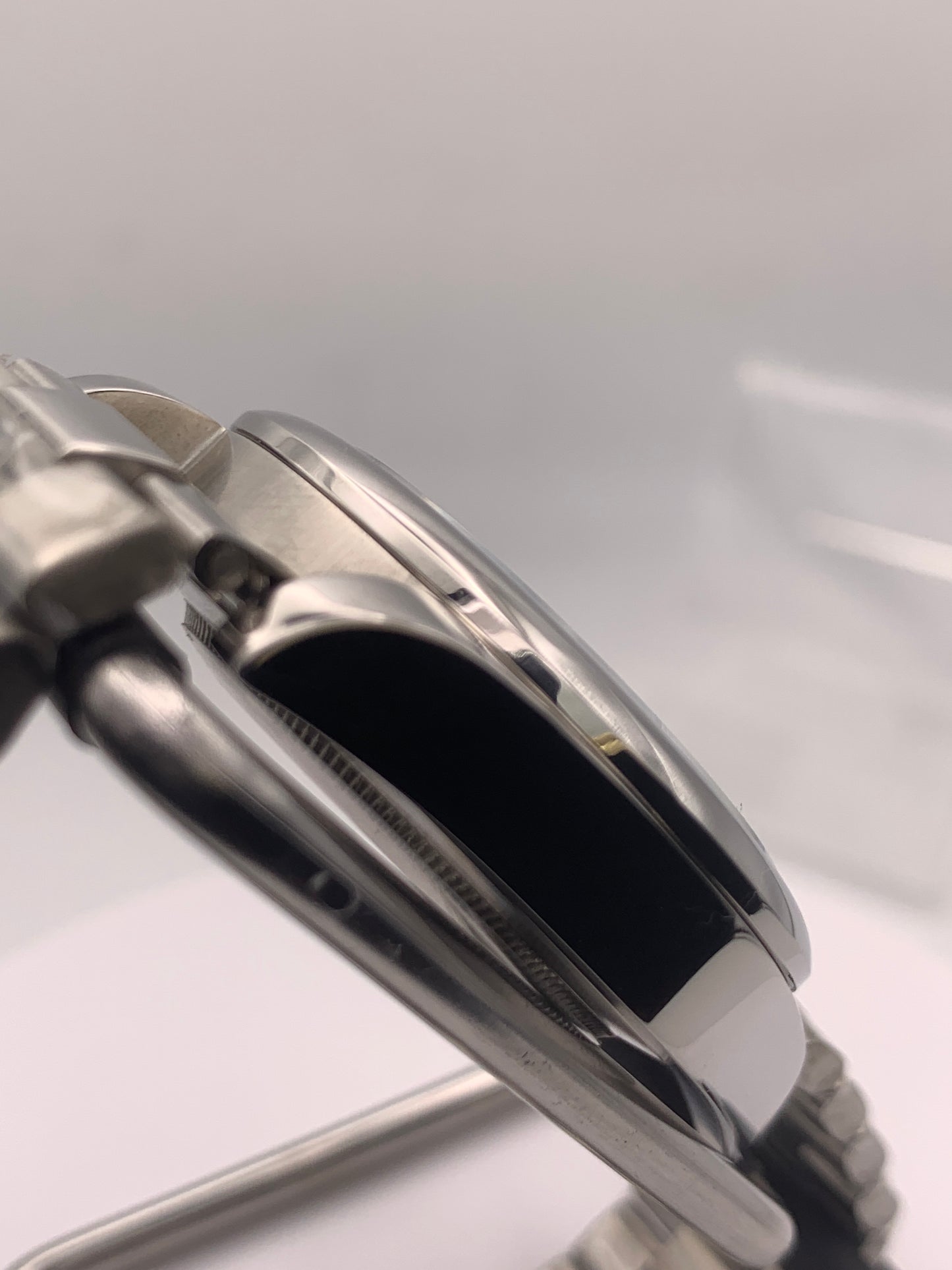 Quint. 39mm Stainless steel case. Textured dial. Sapphire crystal. NH35 automatic movement.