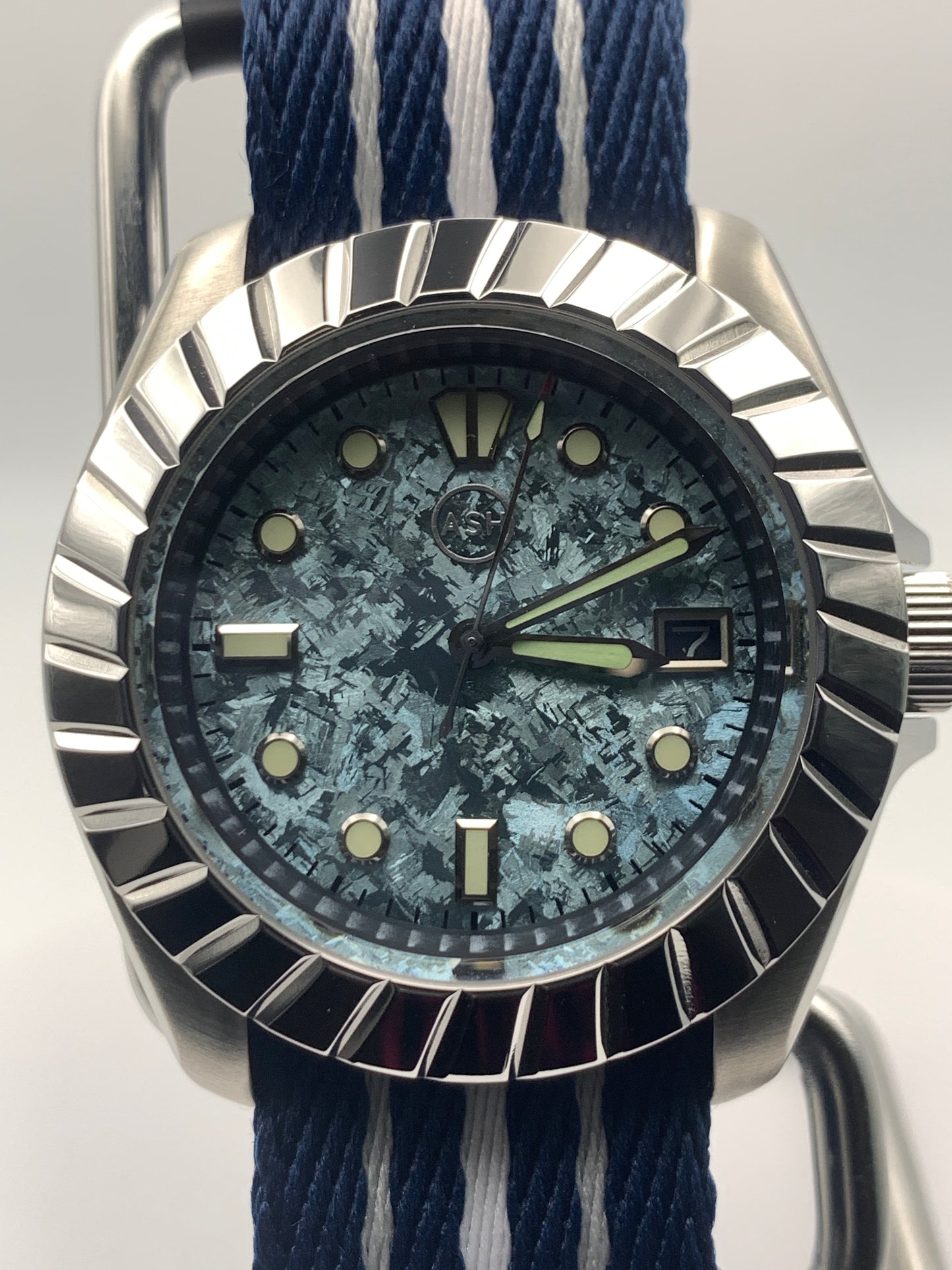 Pinwheel. 41mm Stainless steel case. Crystal titanium dial. Sapphire crystal. Unidirectional bezel. Seiko NH35.