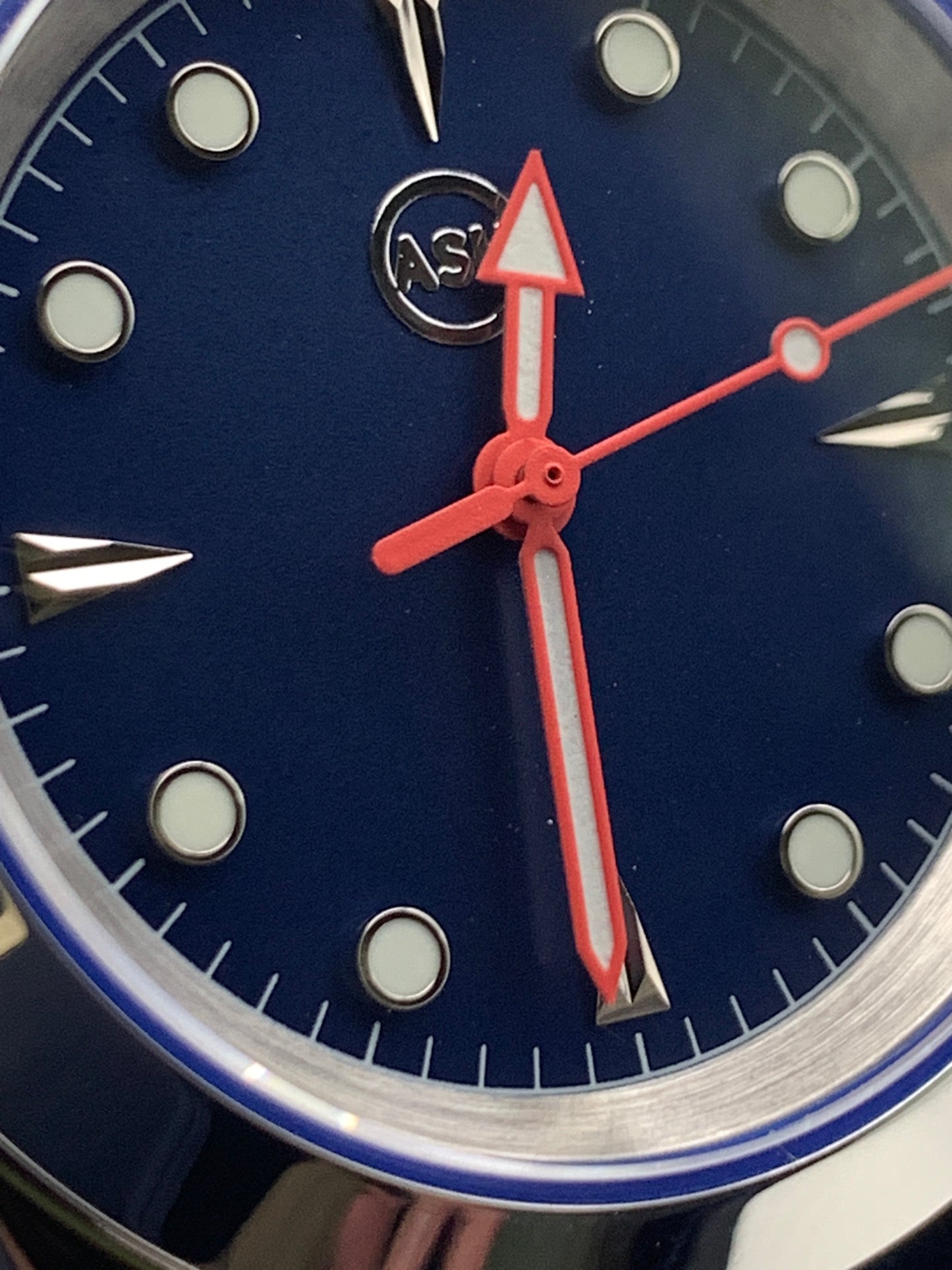 Vanguard - 39mm stainless steel case. Sapphire crystal. Seiko NH38.