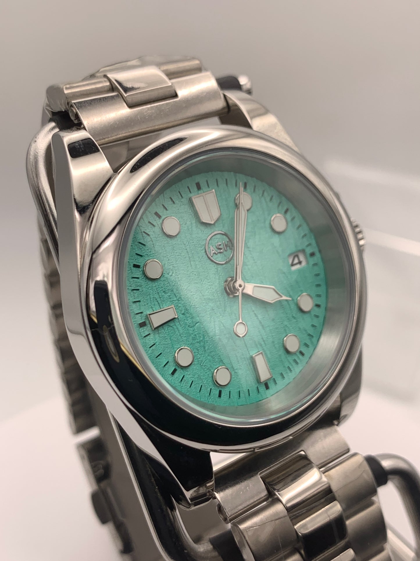 Quint. 39mm Stainless steel case. Textured dial. Sapphire crystal. NH35 automatic movement.