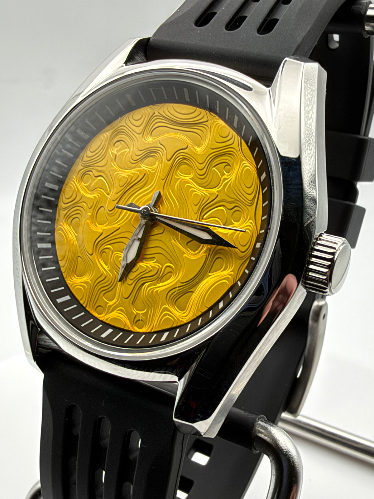 Goldfinger. 40mm stainless steel case. Sapphire crystal. Seiko NH35.