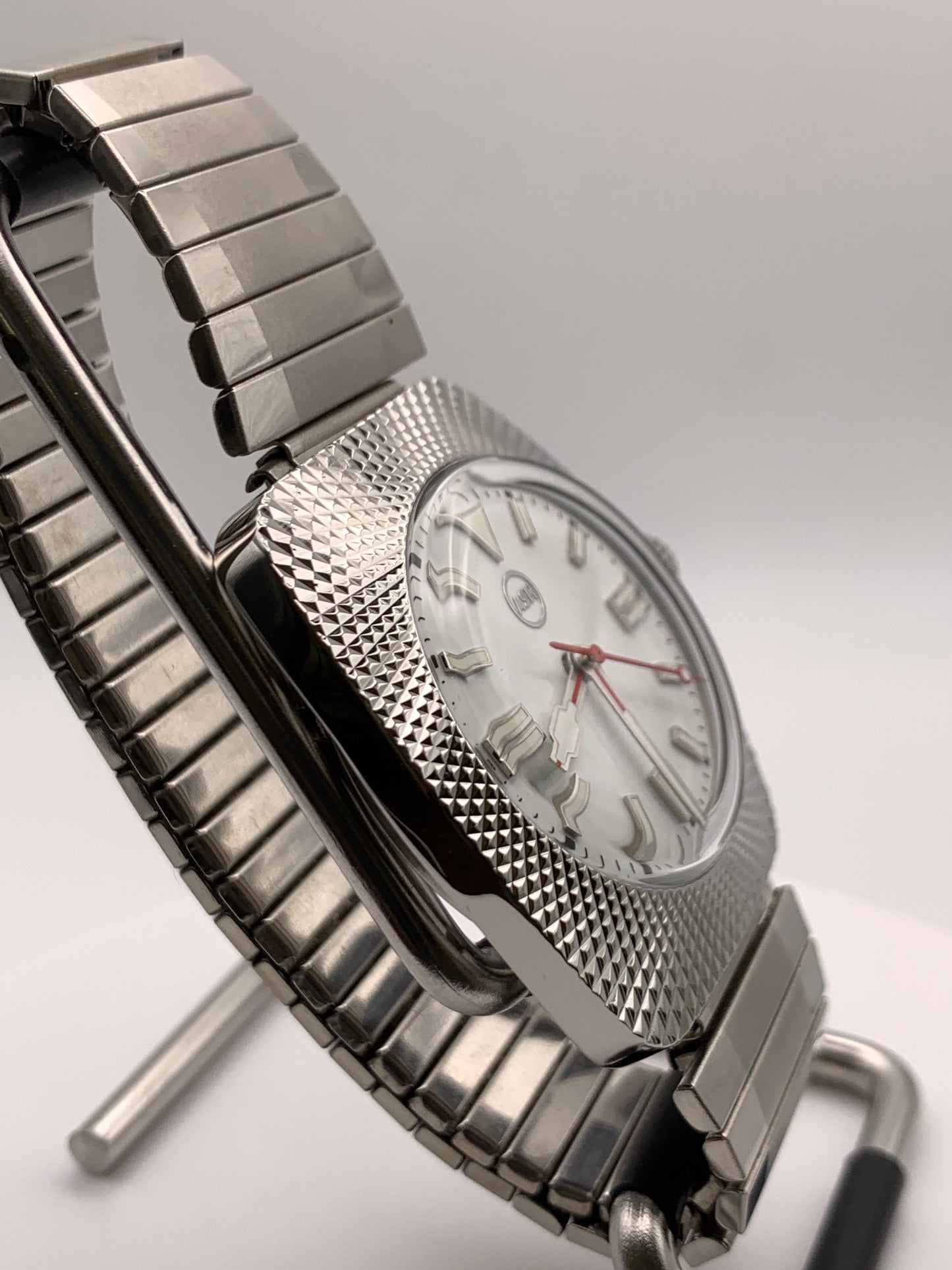 Aspects. 38mm faceted case. Vintage expanding bracelet. Acrylic dome crystal. NH38 automatic movement.