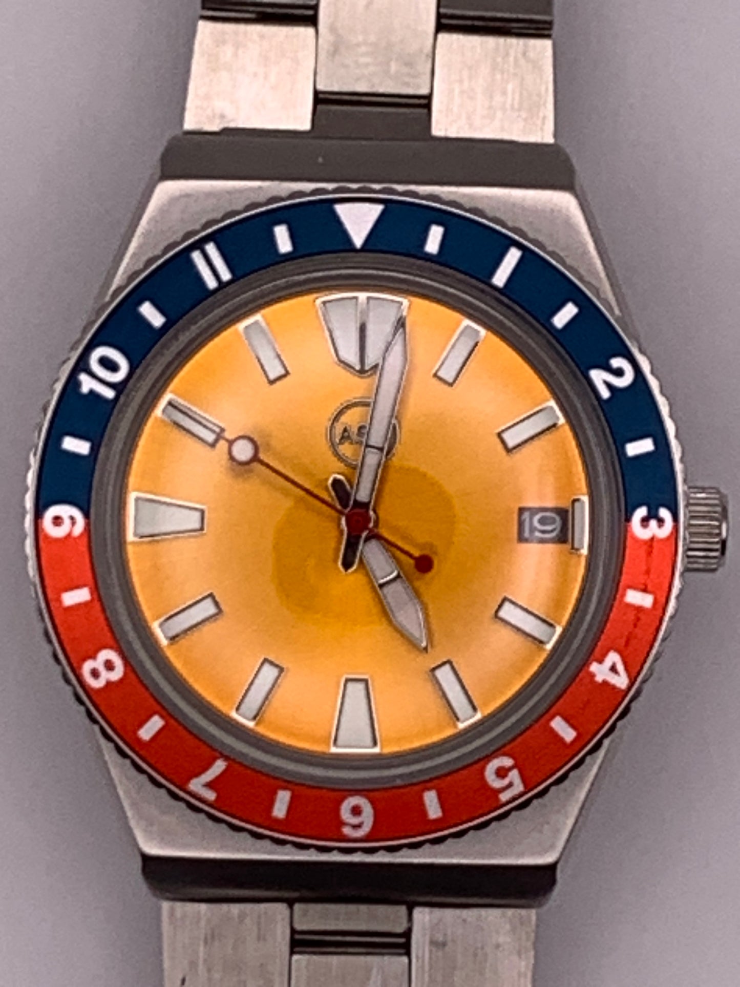 Poguelite. 37mm Stainless steel case. Acrylic domed crystal. Seiko NH35 with black date wheel. NOS vintage bracelet.
