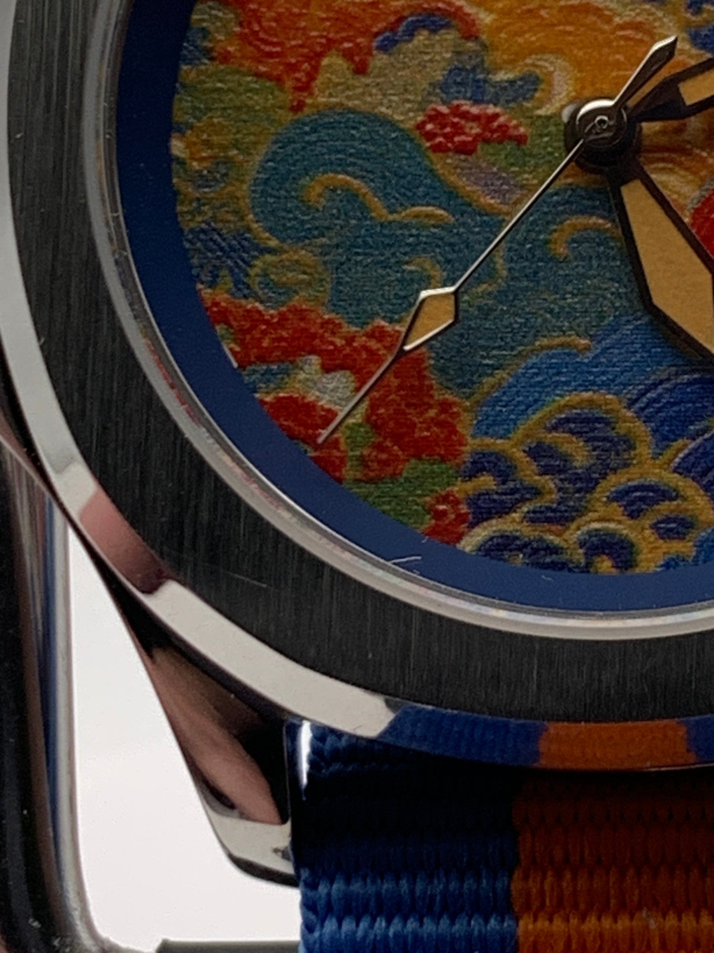Floating World. B-stock. 40mm Stainless steel case. Sapphire crystal. Seiko NH38. Small flaws on the edge of the dial.