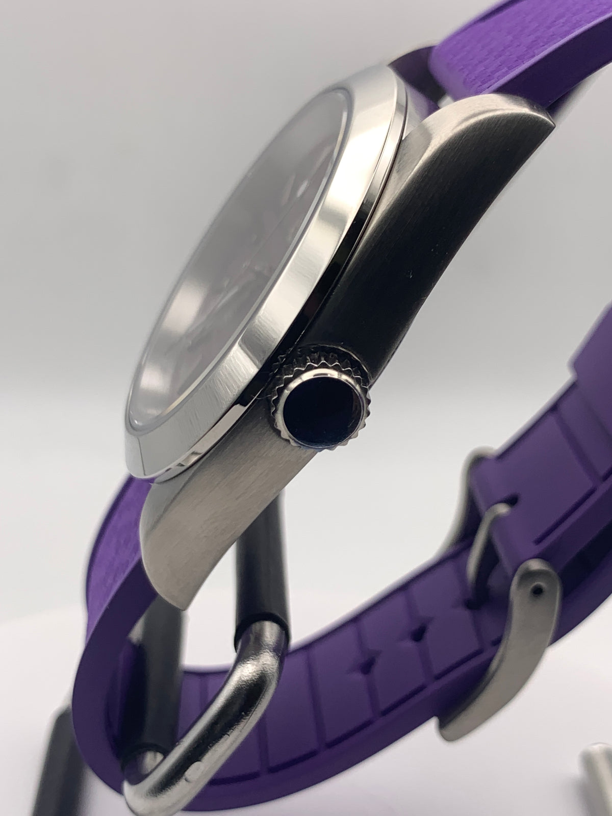 Particle Accelerator. 39mm stainless steel case. Sapphire crystal. Seiko NH35 with black date wheel.